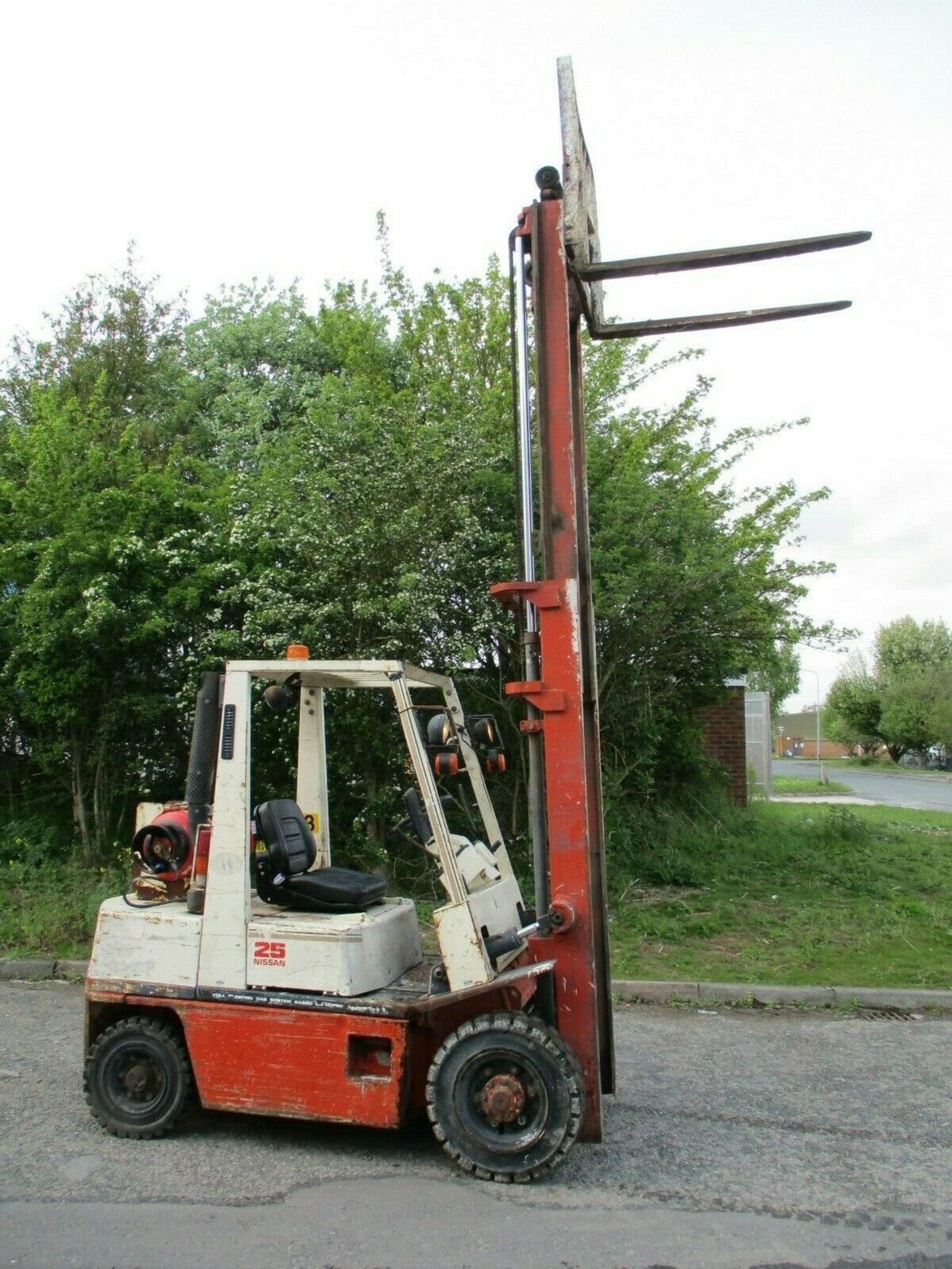 Nissan 25 Forklift - Image 3 of 9