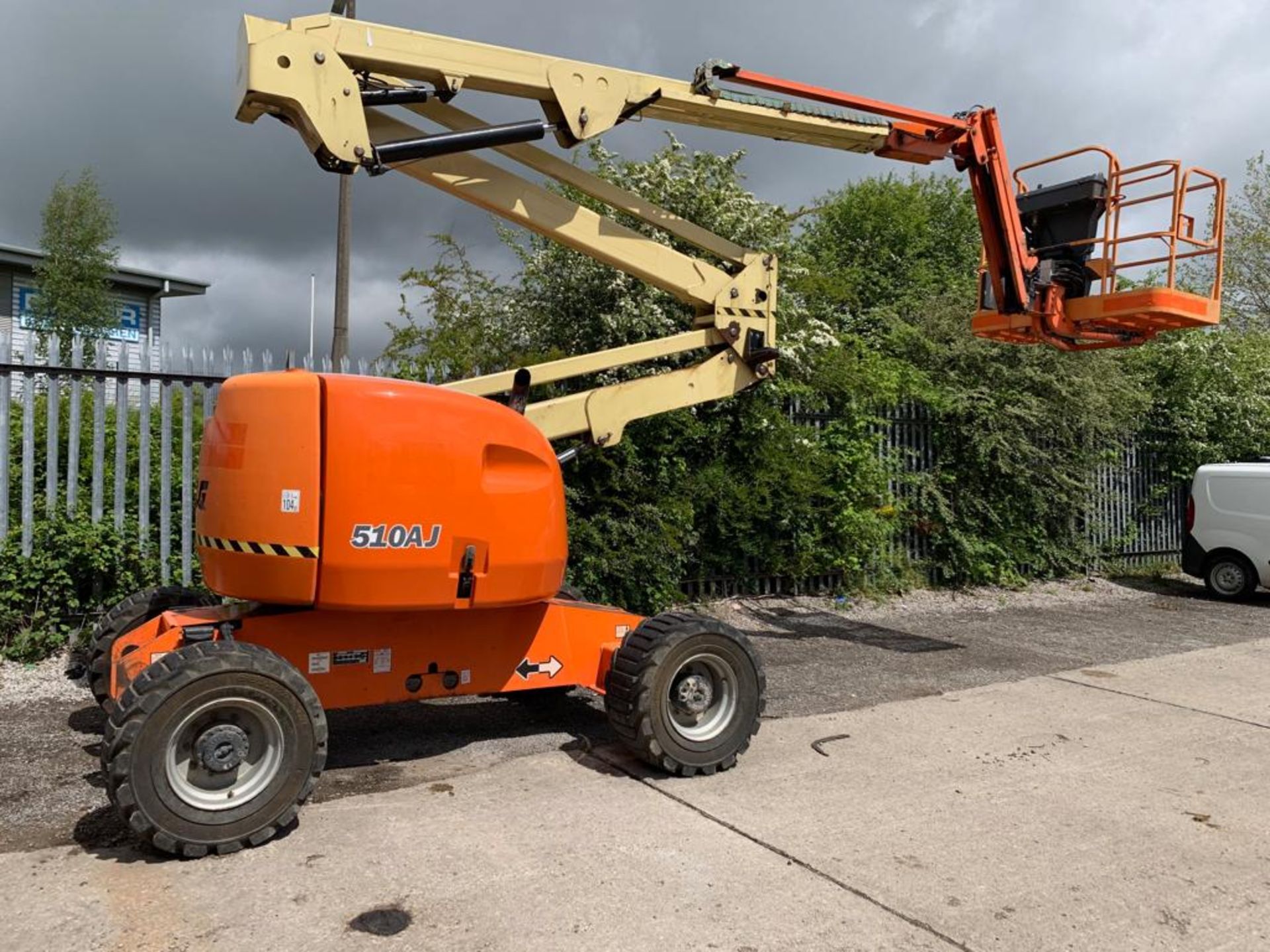 JLG 510JLG 510A Articulated Boom Lift 4X4 - Image 4 of 5