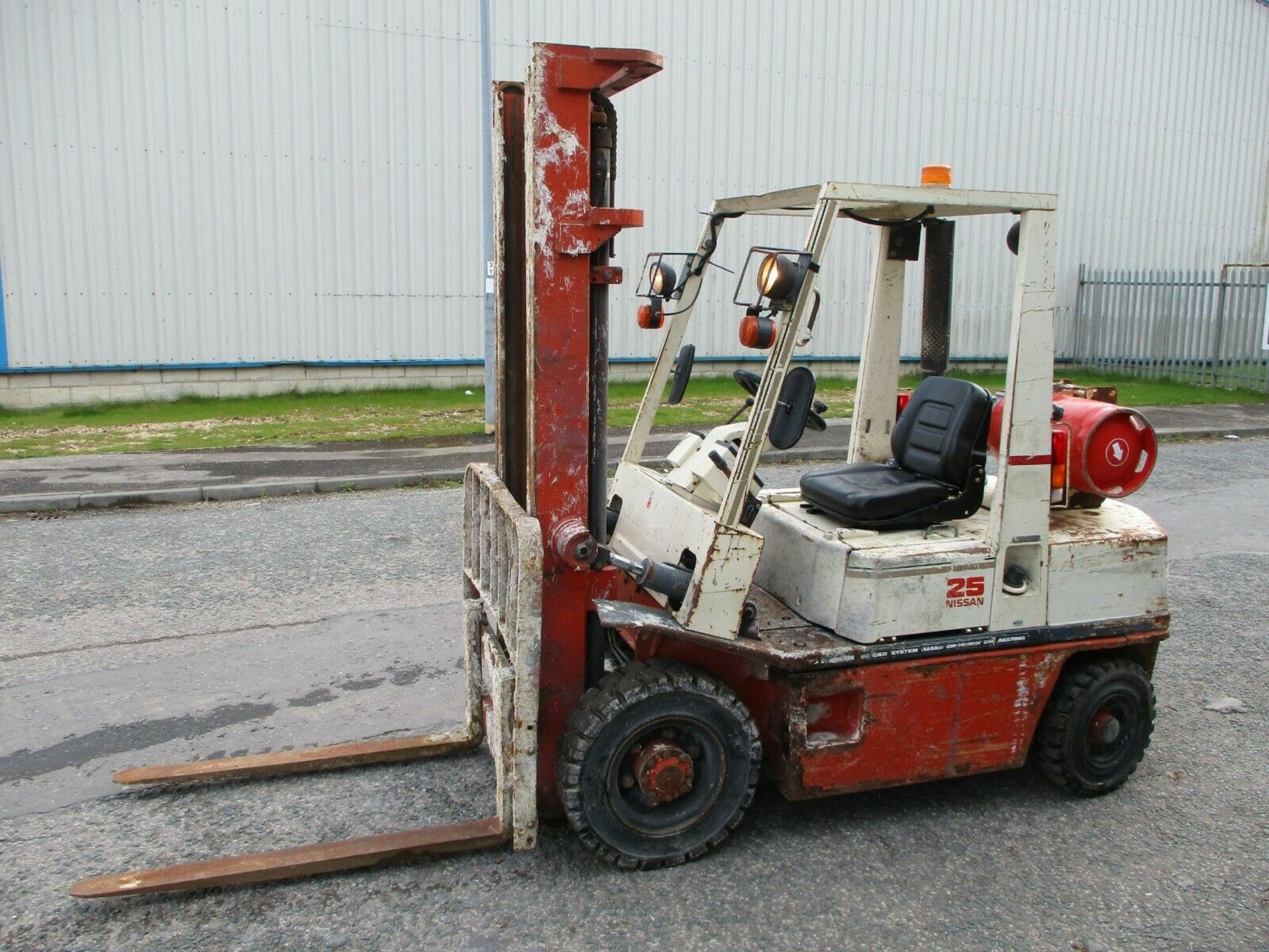 Nissan 25 Forklift