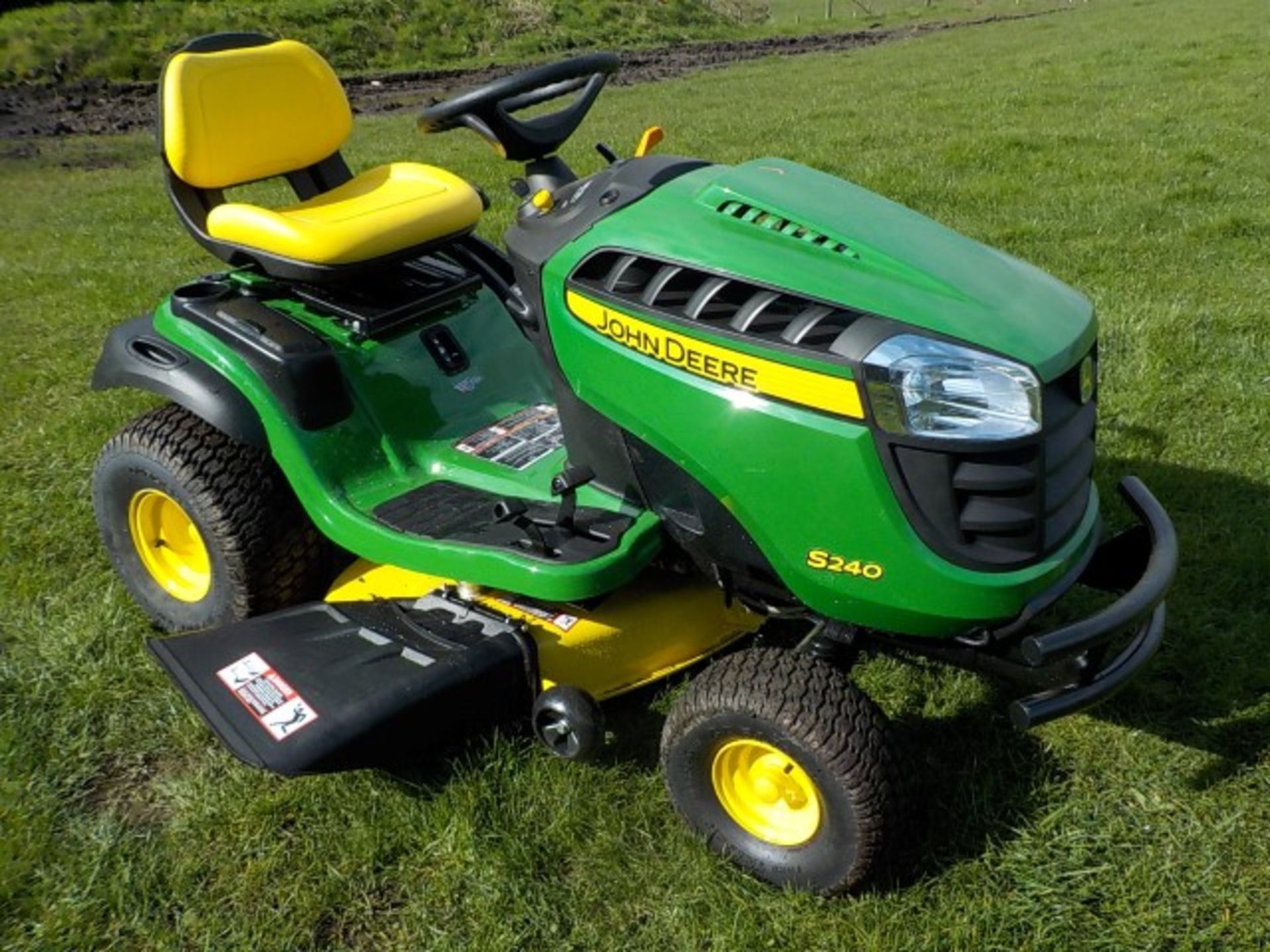 John Deere S240 Ride On Mower - Image 7 of 13