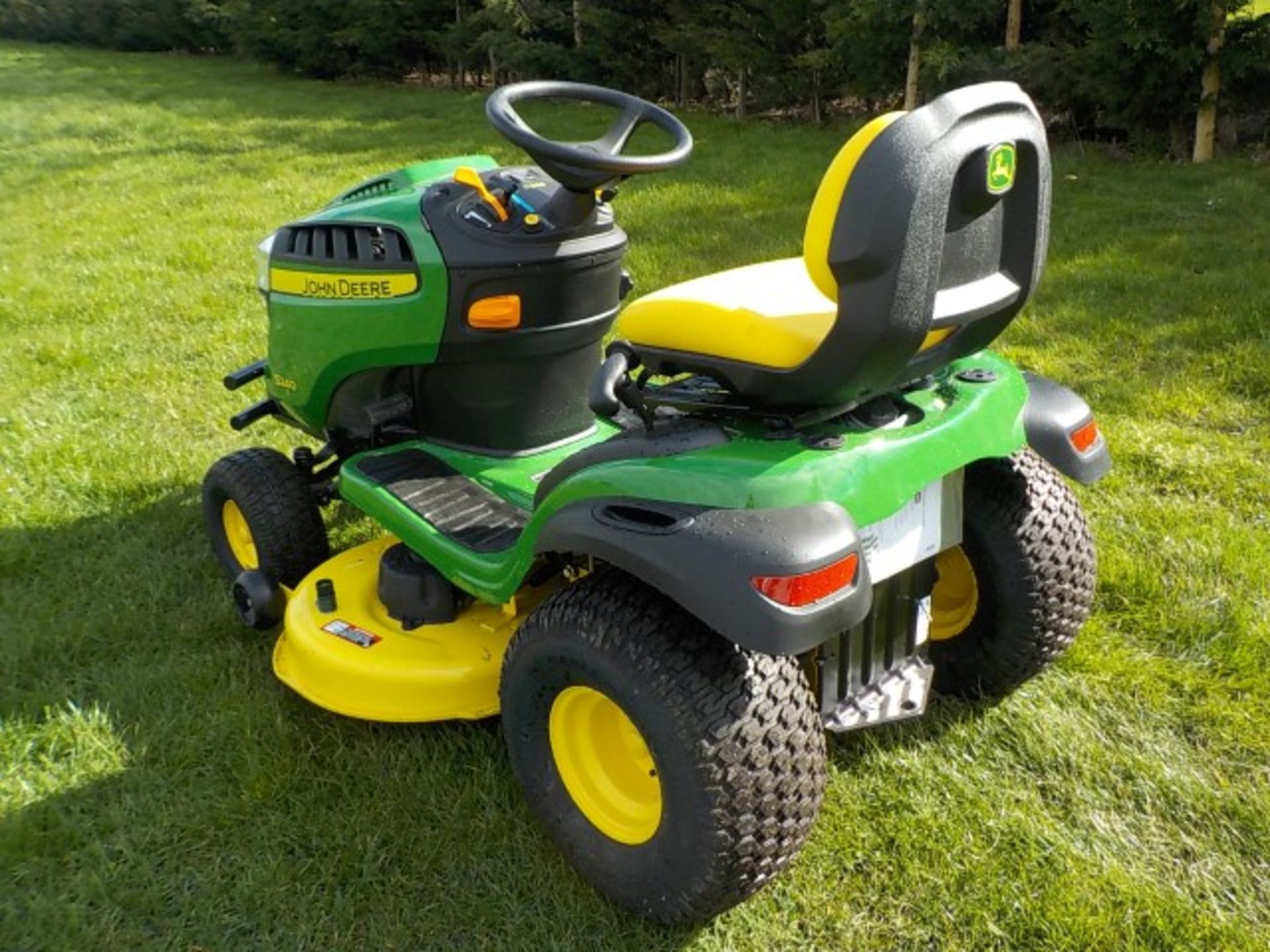 John Deere S240 Ride On Mower - Image 3 of 13