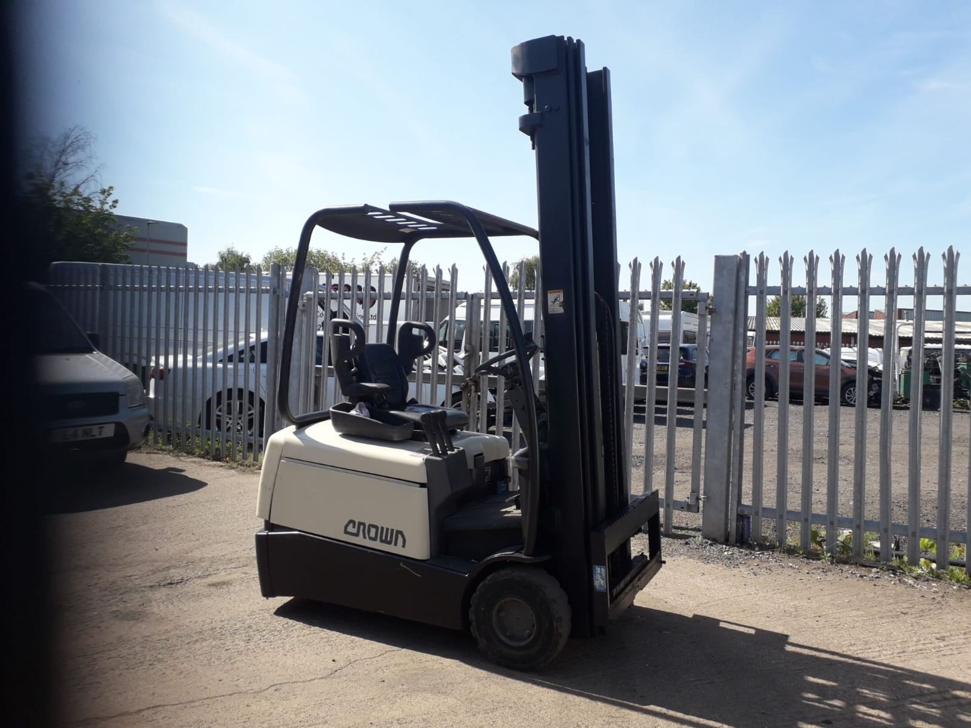 Crown 3 Wheel Electric Forklift - Image 2 of 7