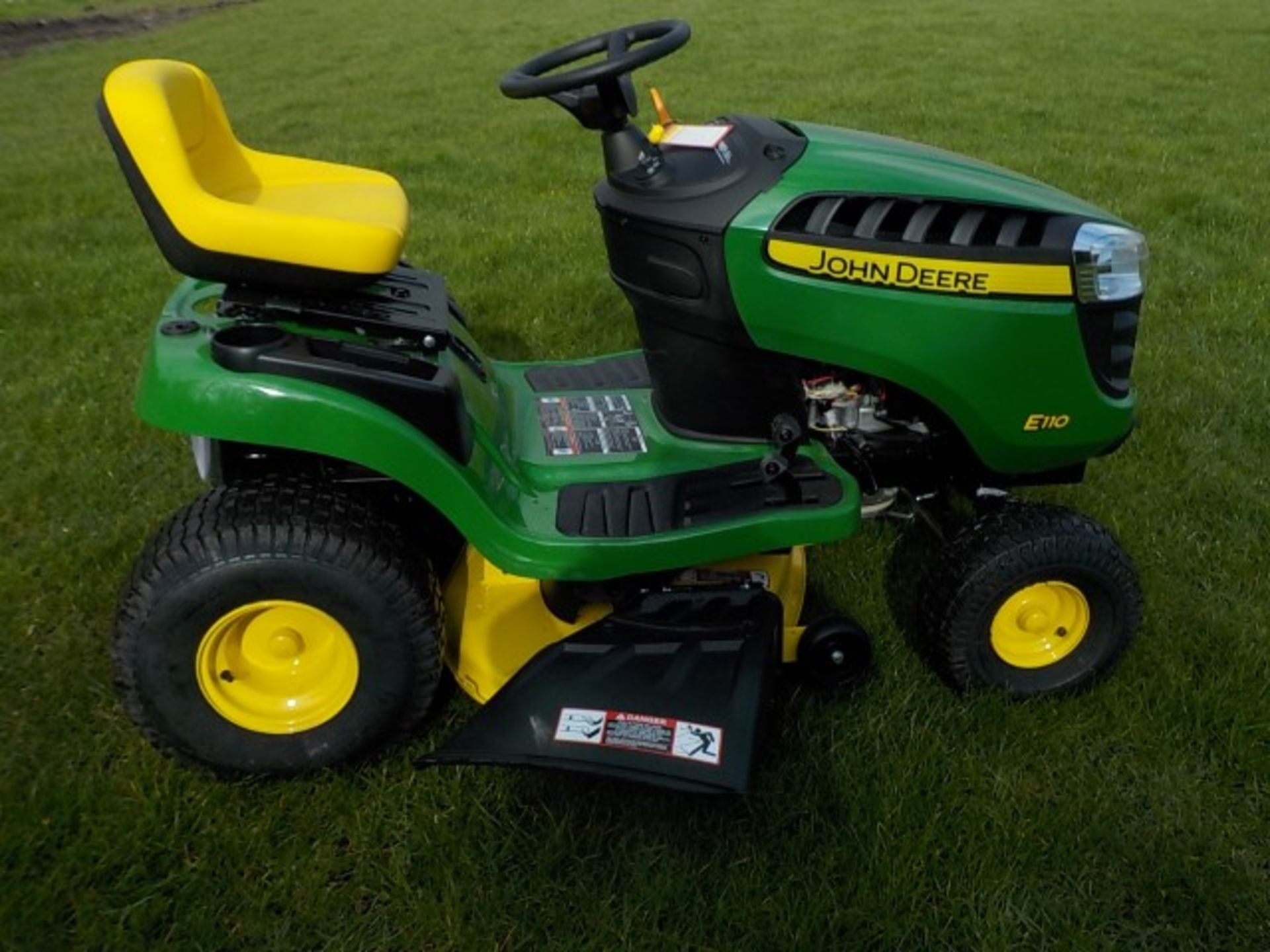 John Deere E110 Ride On Mower - Image 6 of 11