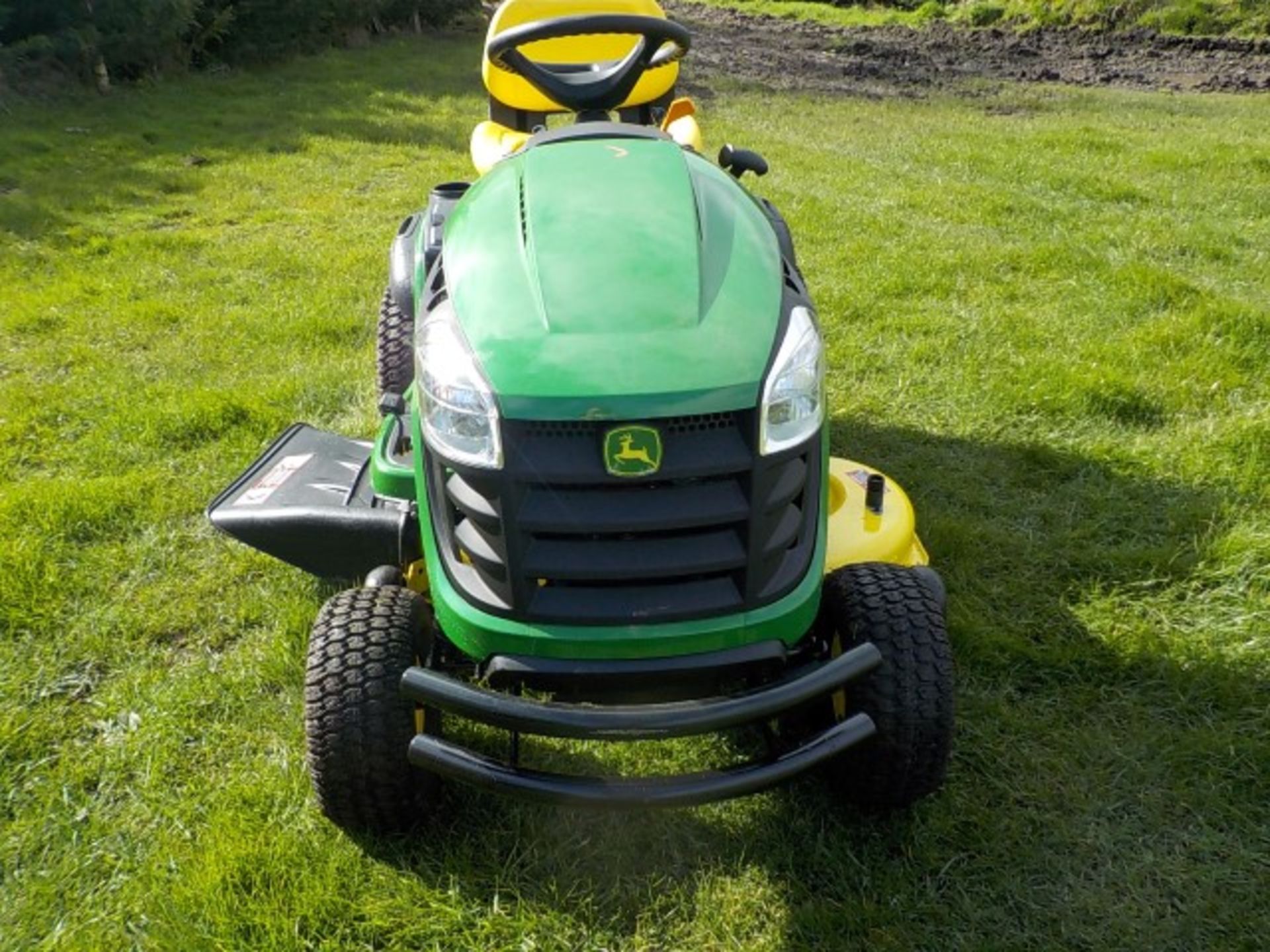 John Deere S240 Ride On Mower - Image 8 of 13