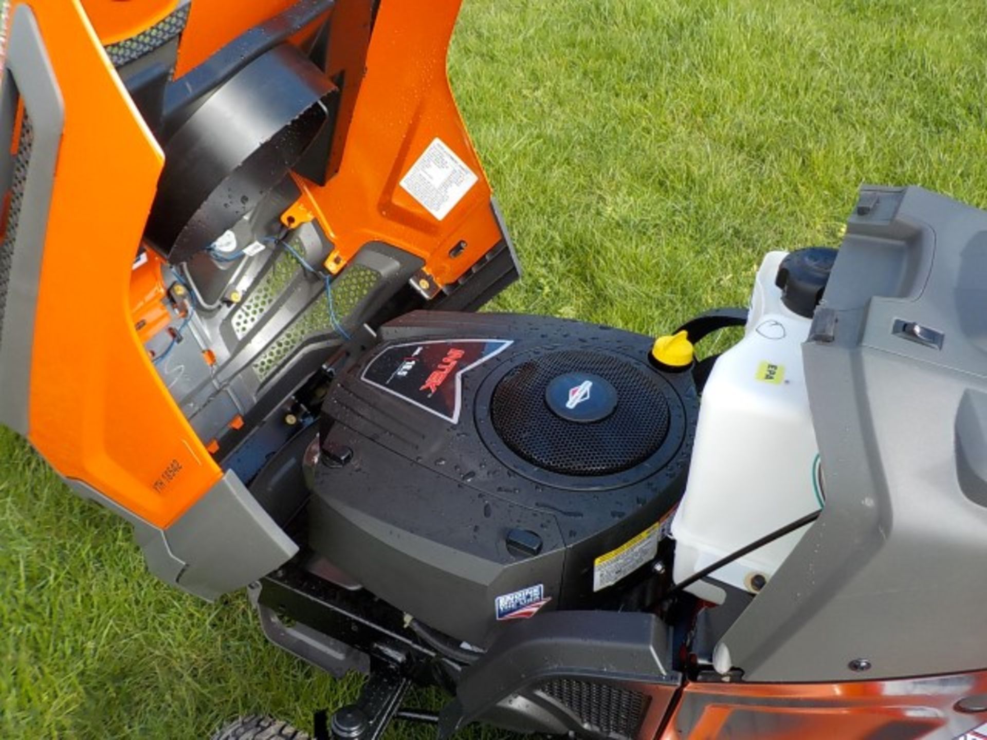 2019 Husqvarna YTH18542 Ride On Mower - Image 9 of 13