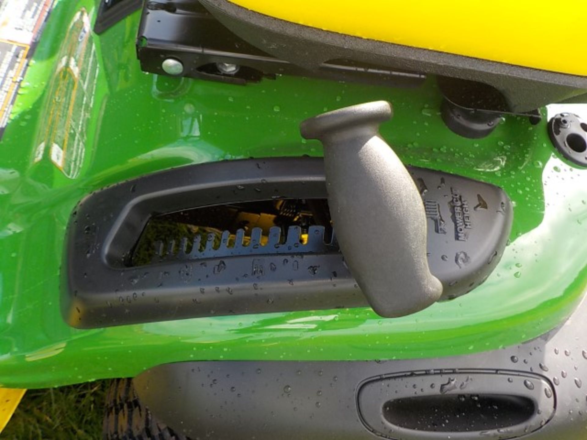 John Deere S240 Ride On Mower - Image 11 of 13