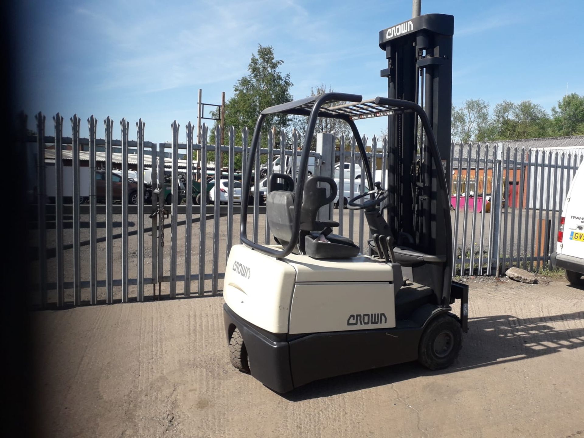 Crown 3 Wheel Electric Forklift - Image 4 of 7