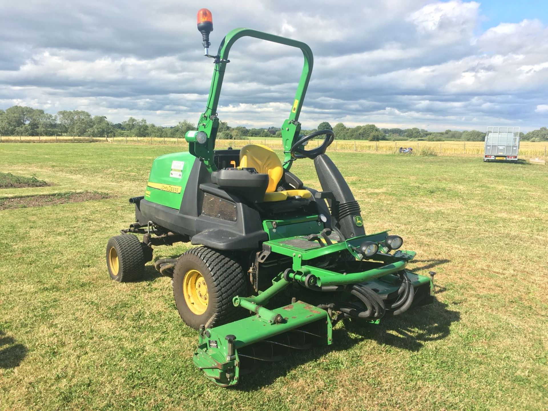 John Deere 8400 Triple Gang Ride on Mower - Image 2 of 12