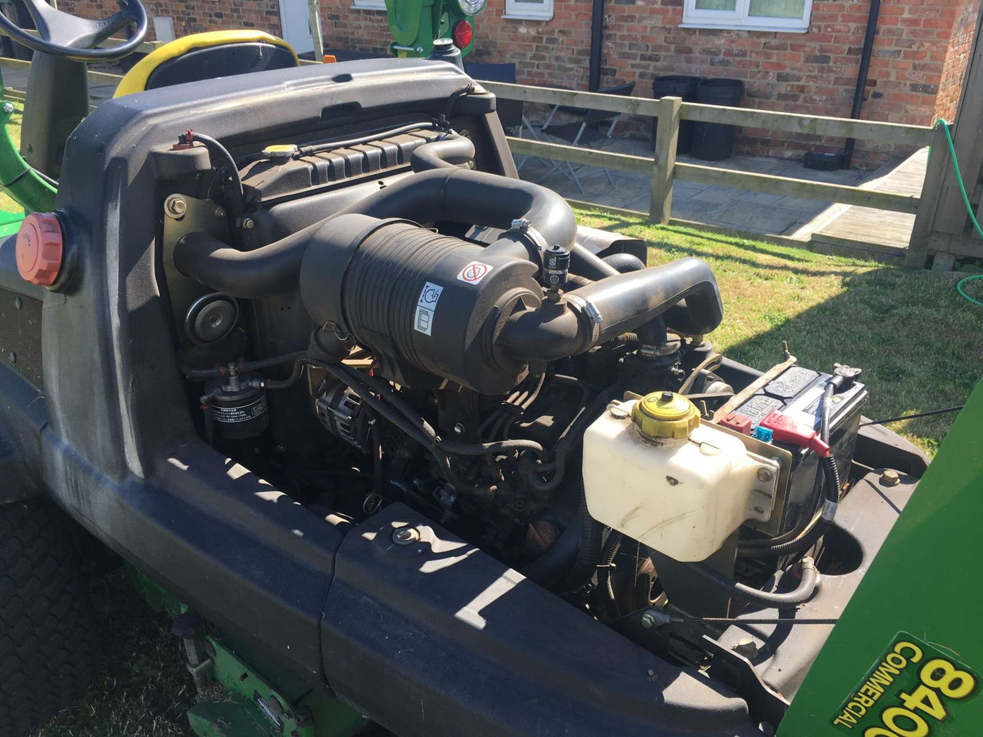 John Deere 8400 Triple Gang Ride on Mower - Image 8 of 12