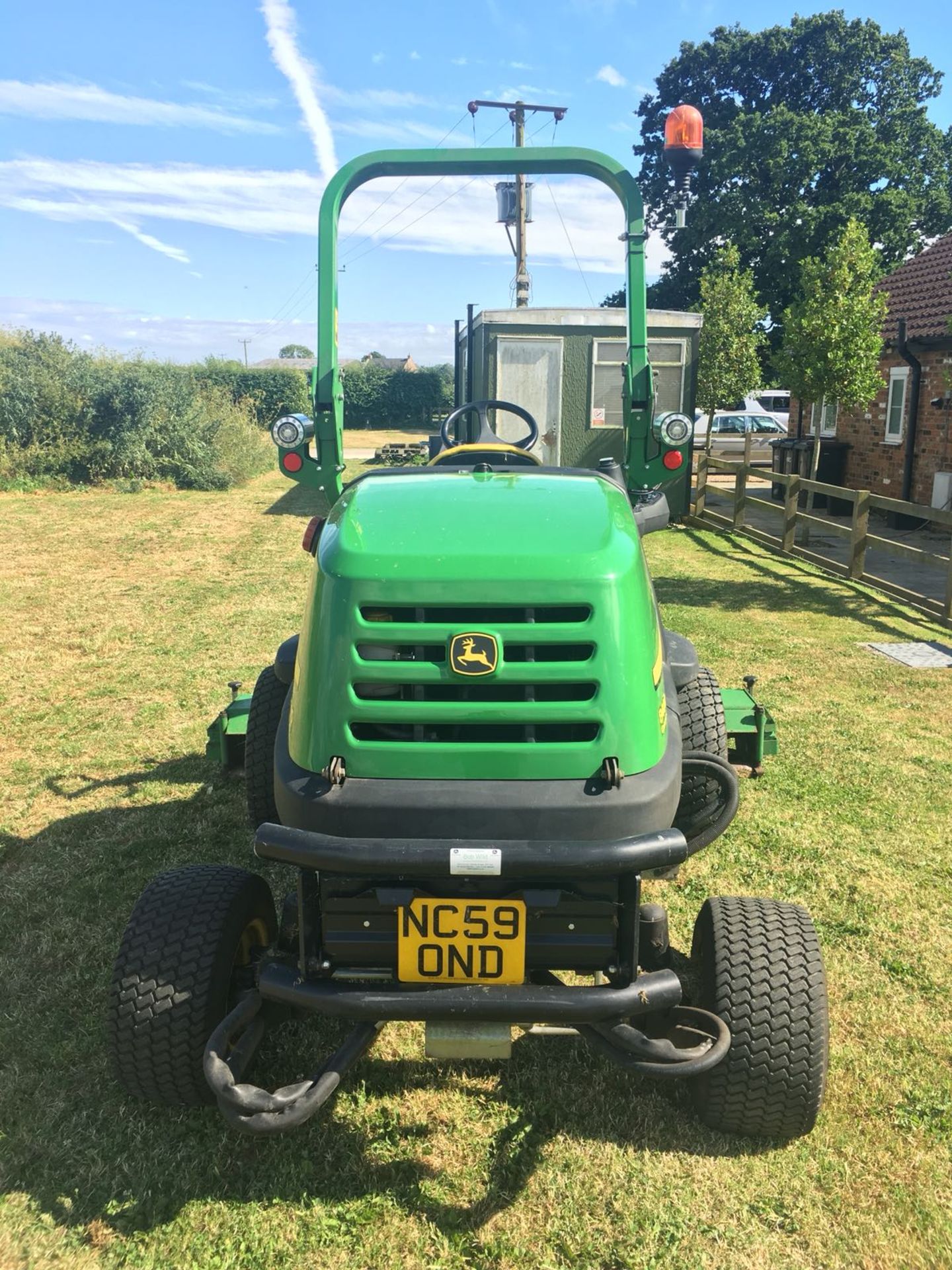 John Deere 8400 Triple Gang Ride on Mower - Image 4 of 12