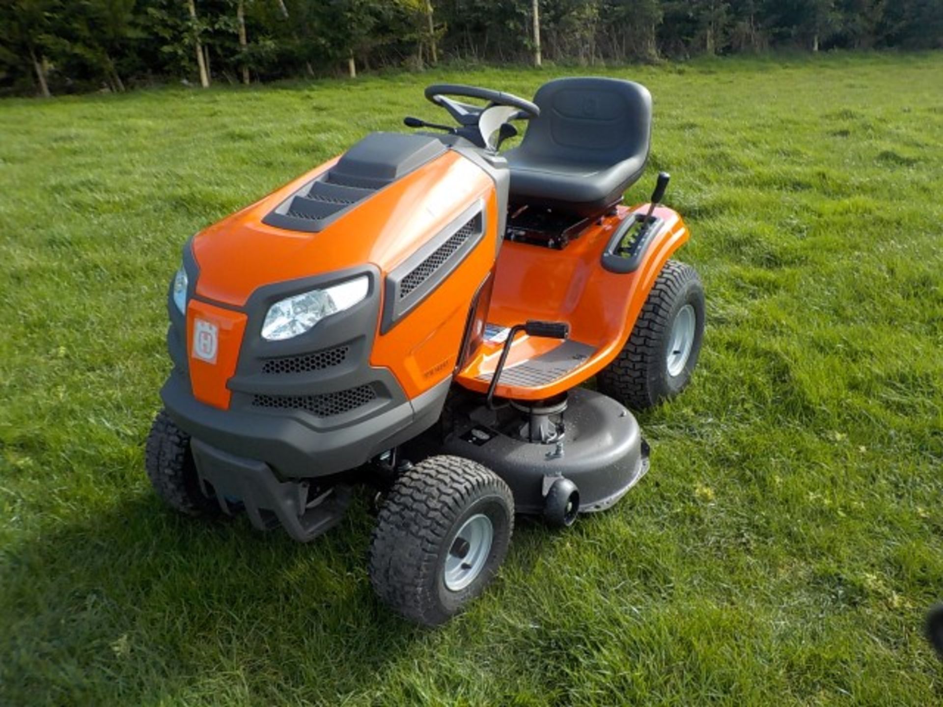 2019 HUSQVARNA YTH18542 18.5HP RIDE ON MOWER 42” DECK – AS NEW