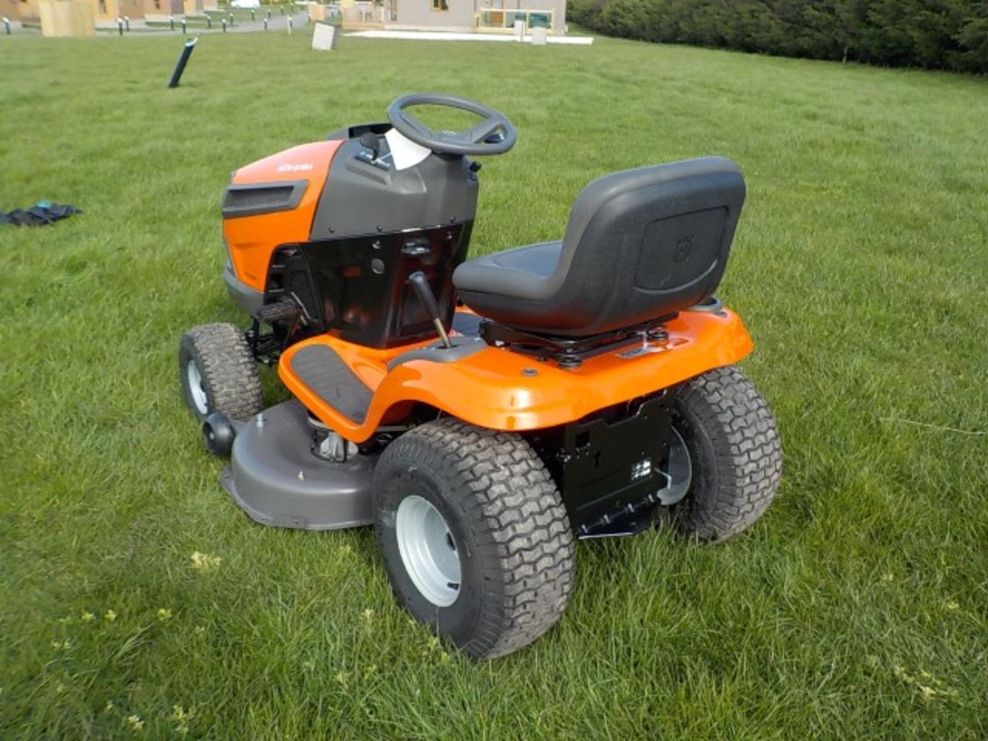 2019 HUSQVARNA YTH18542 18.5HP RIDE ON MOWER 42” DECK – AS NEW - Image 4 of 12