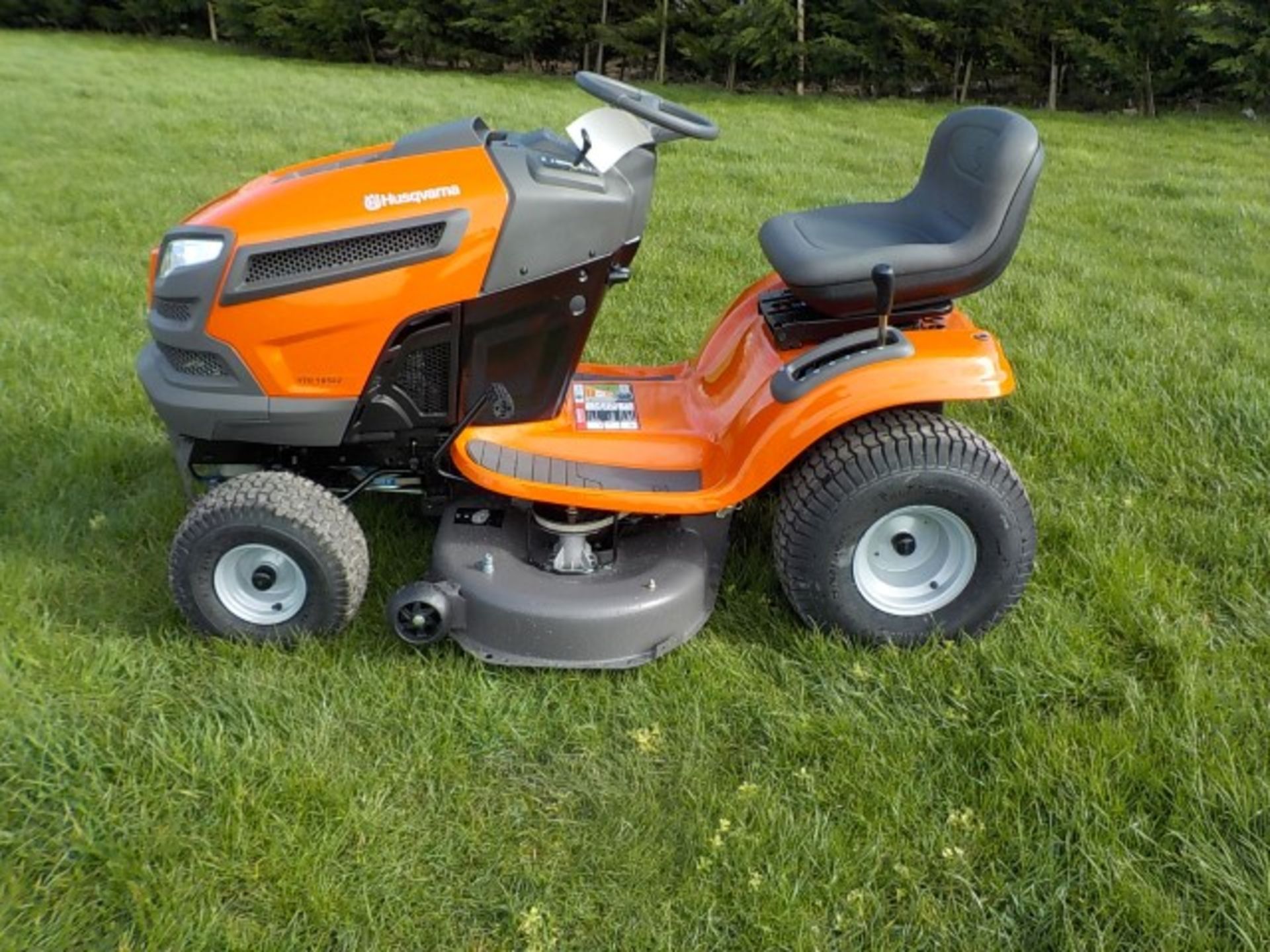 2019 HUSQVARNA YTH18542 18.5HP RIDE ON MOWER 42” DECK – AS NEW - Image 3 of 12