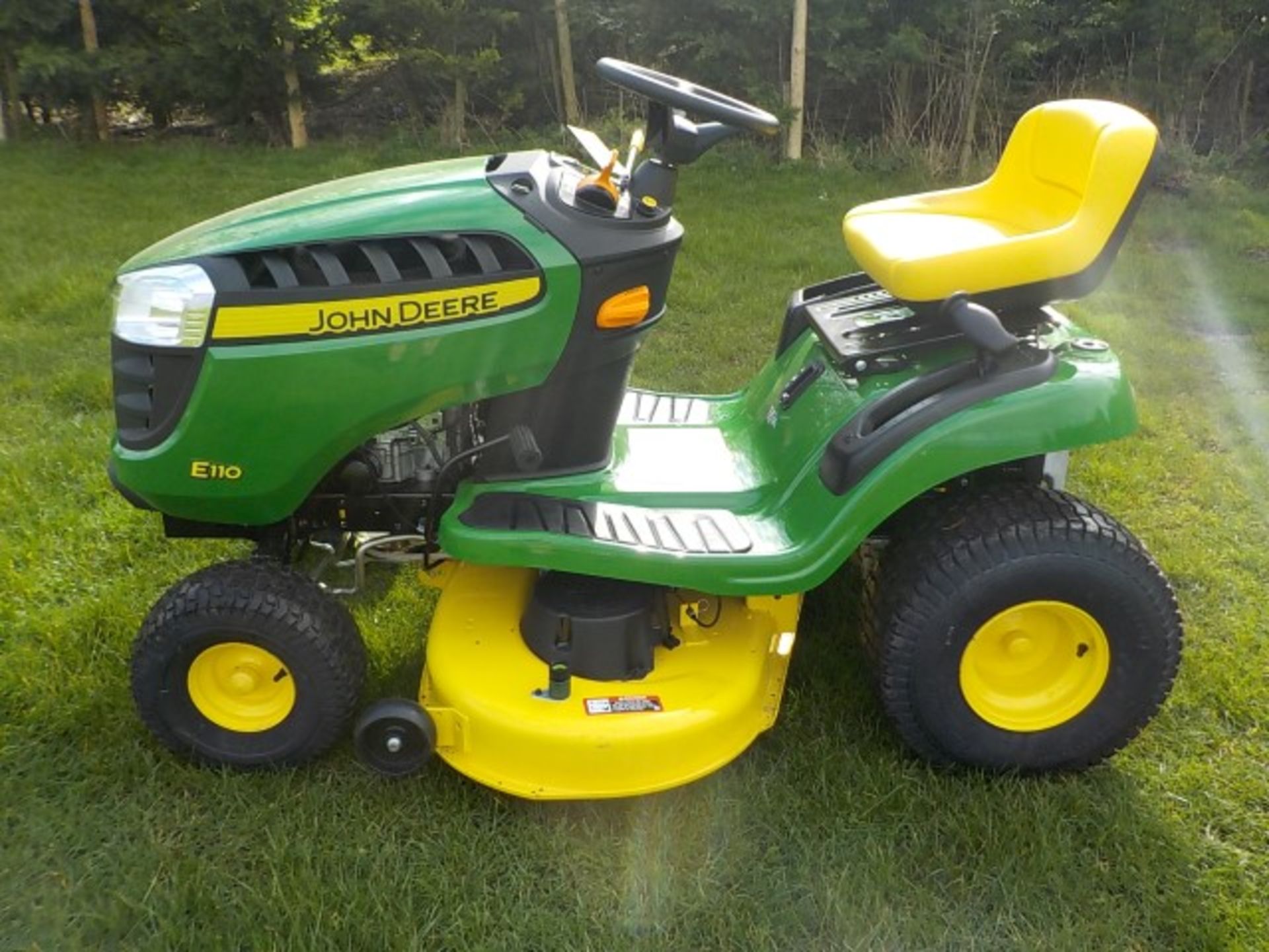 2019 JOHN DEERE E110 19HP RIDE ON MOWER 42” DECK – AS NEW - Image 2 of 11