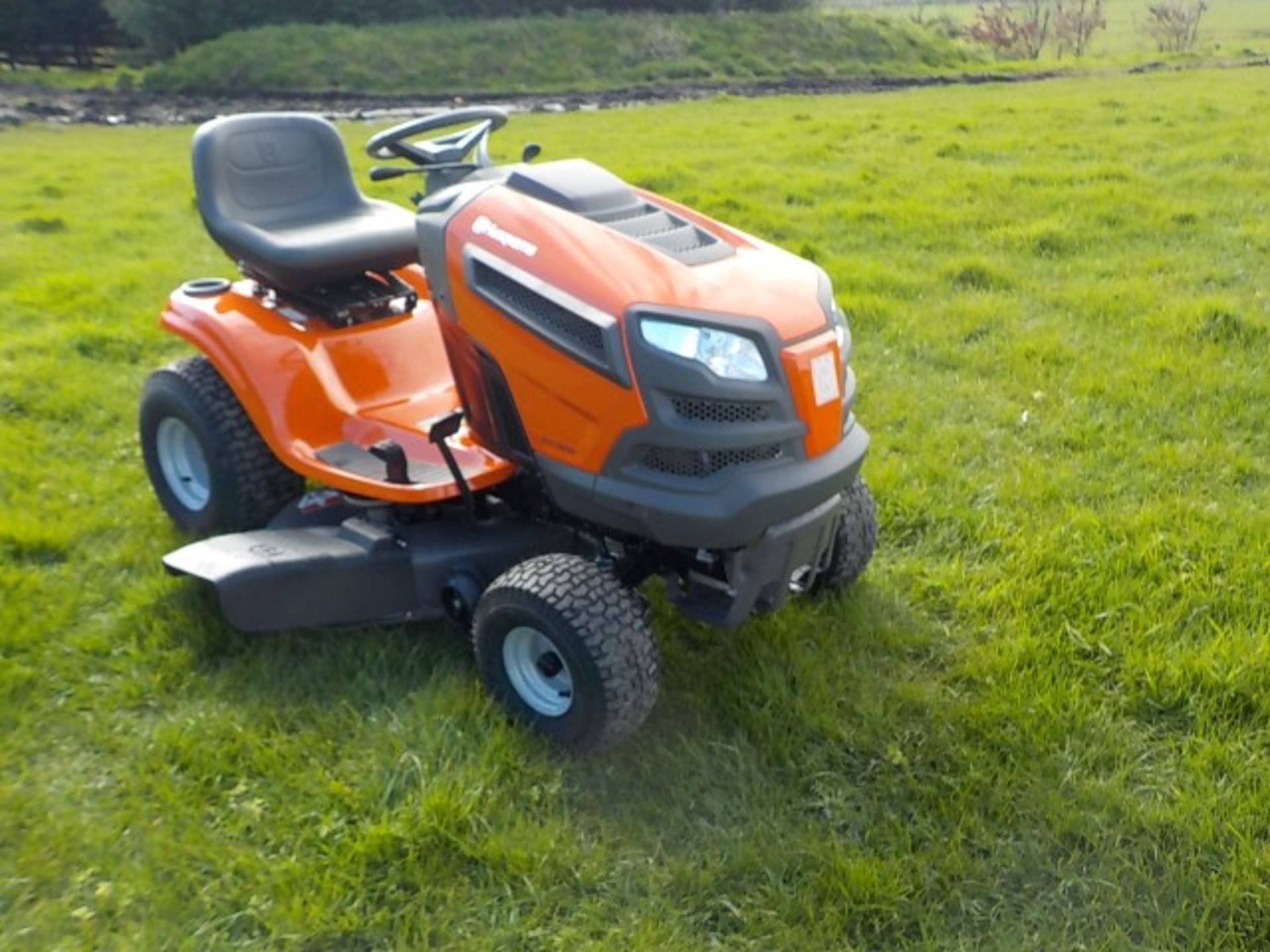 2019 HUSQVARNA YTH18542 18.5HP RIDE ON MOWER 42” DECK – AS NEW - Image 8 of 12