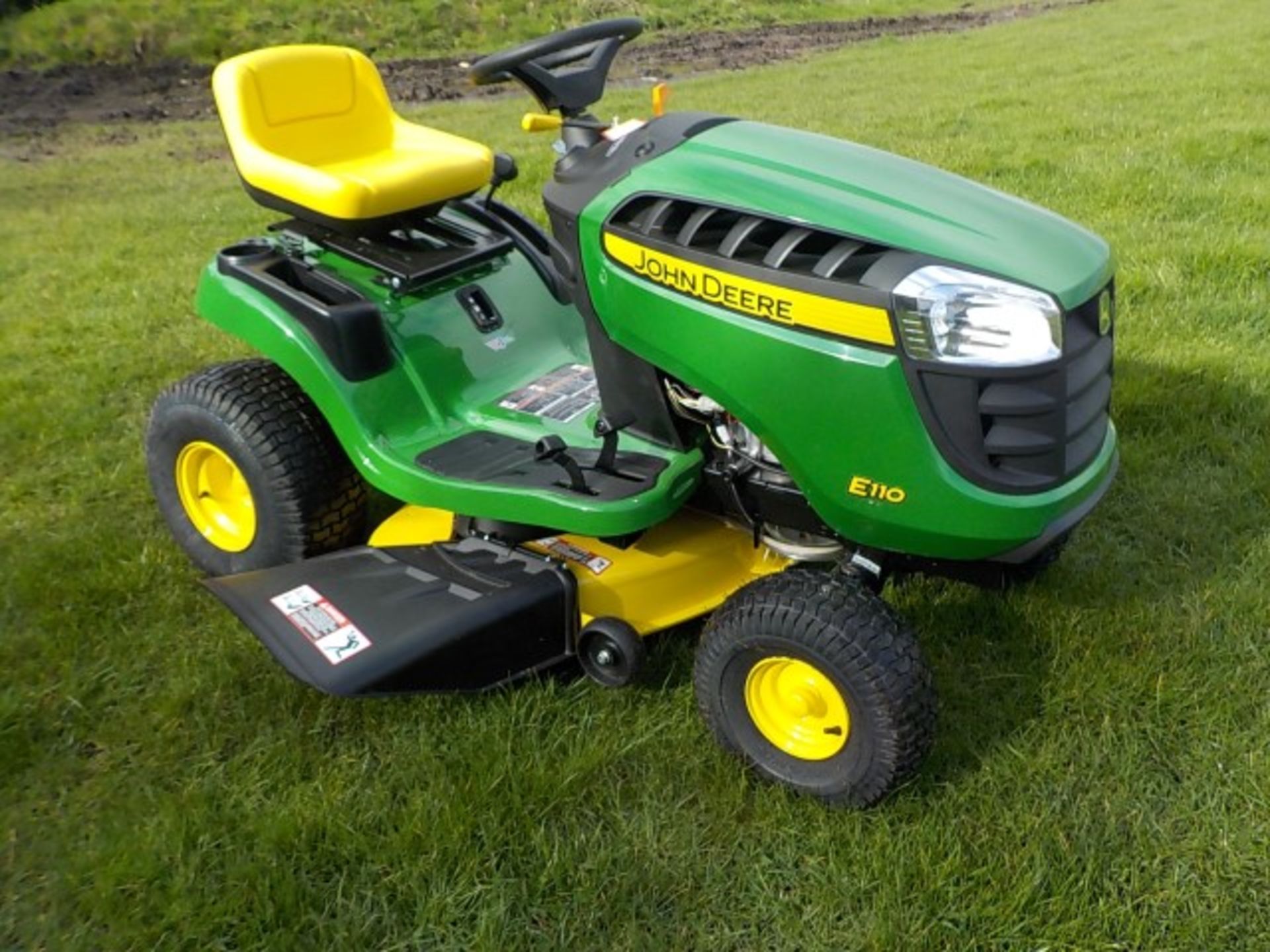 2019 JOHN DEERE E110 19HP RIDE ON MOWER 42” DECK – AS NEW - Image 7 of 11