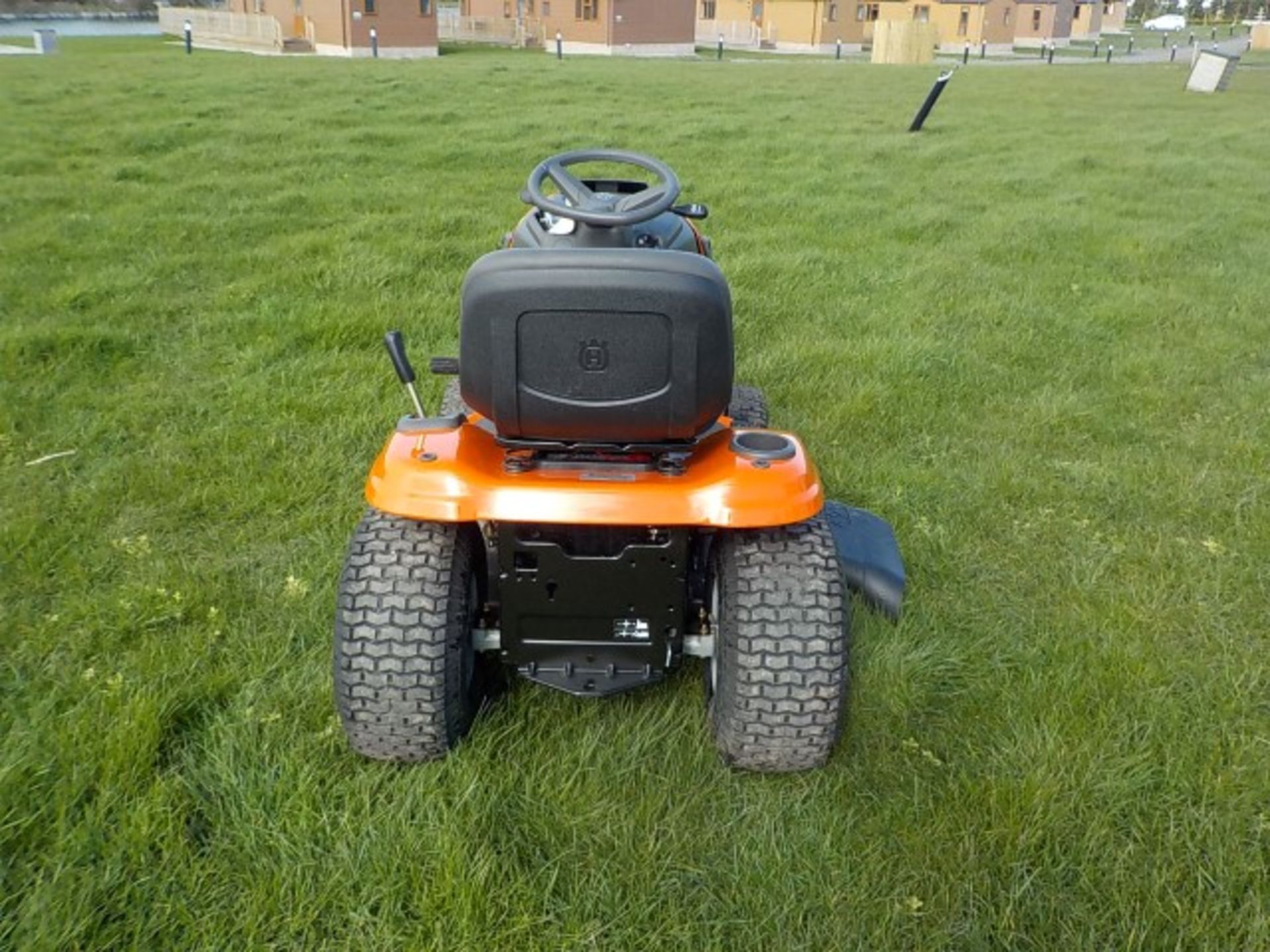 2019 HUSQVARNA YTH18542 18.5HP RIDE ON MOWER 42” DECK – AS NEW - Image 6 of 12