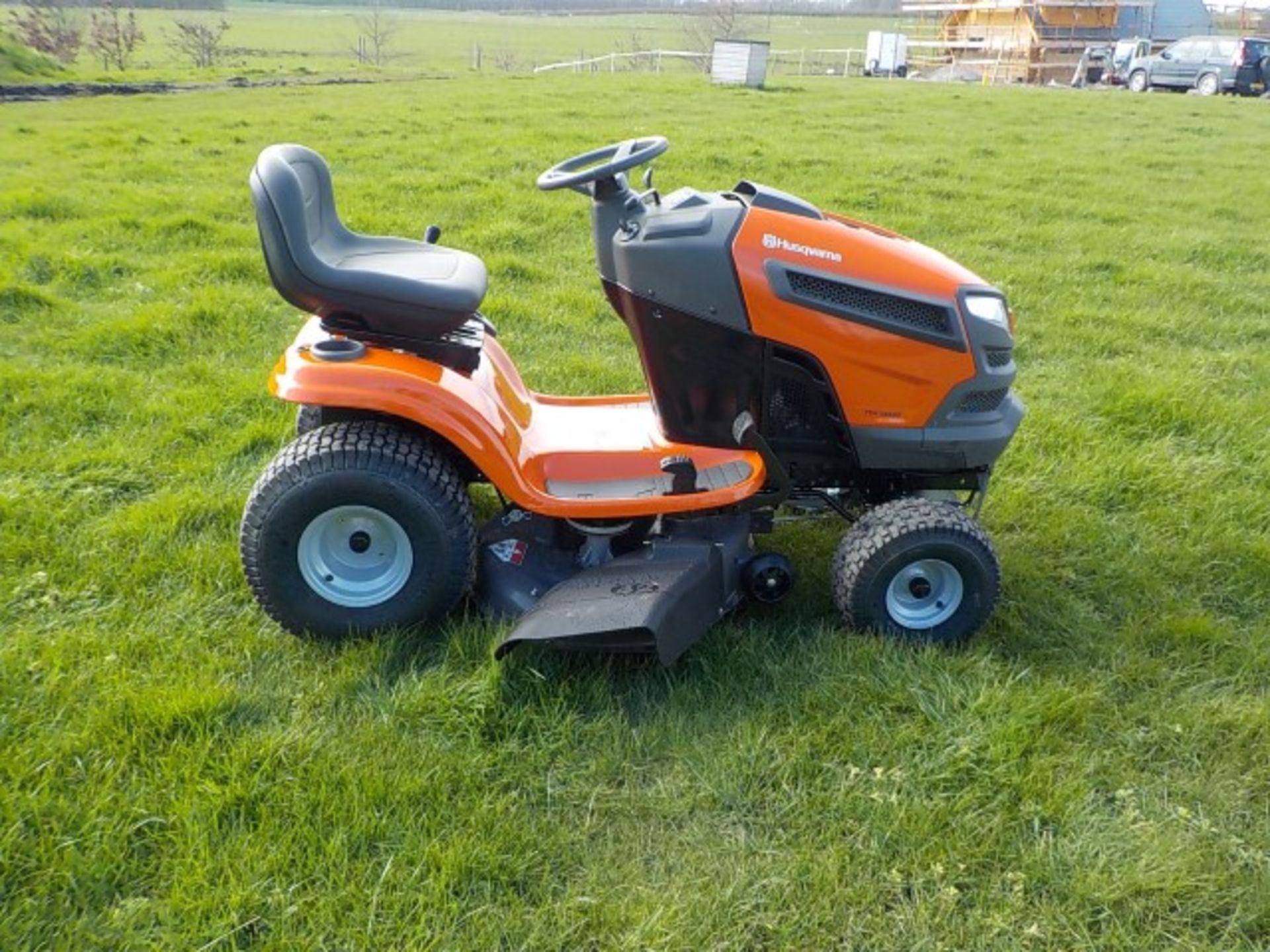 2019 HUSQVARNA YTH18542 18.5HP RIDE ON MOWER 42” DECK – AS NEW