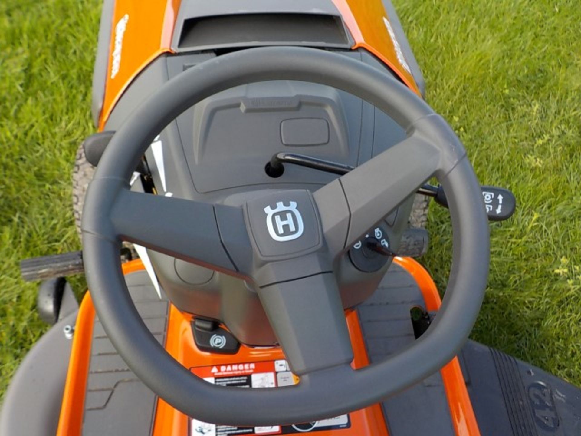 2019 HUSQVARNA YTH18542 18.5HP RIDE ON MOWER 42” DECK – AS NEW - Image 10 of 12