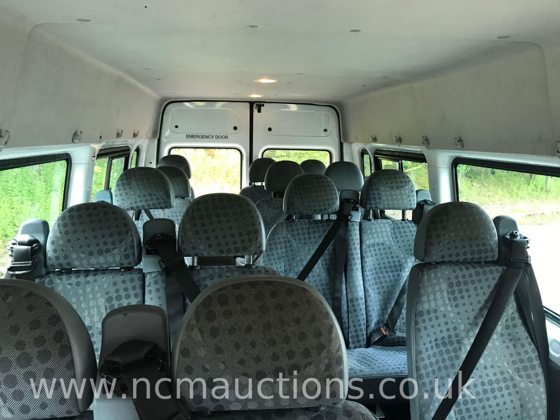 Transit 100 17-Seat RWD Minibus - Image 12 of 23