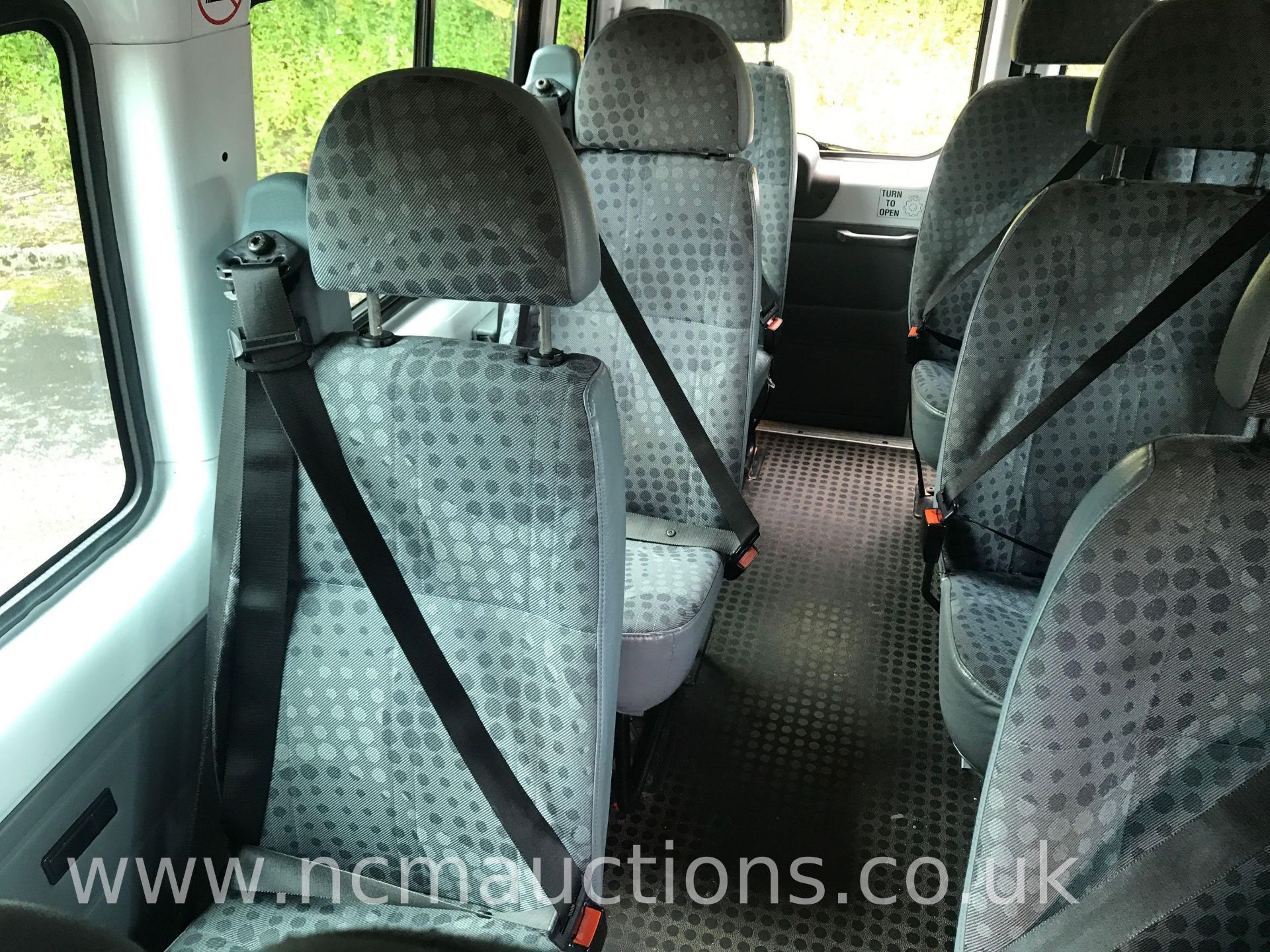 Transit 100 17-Seat RWD Minibus - Image 21 of 23