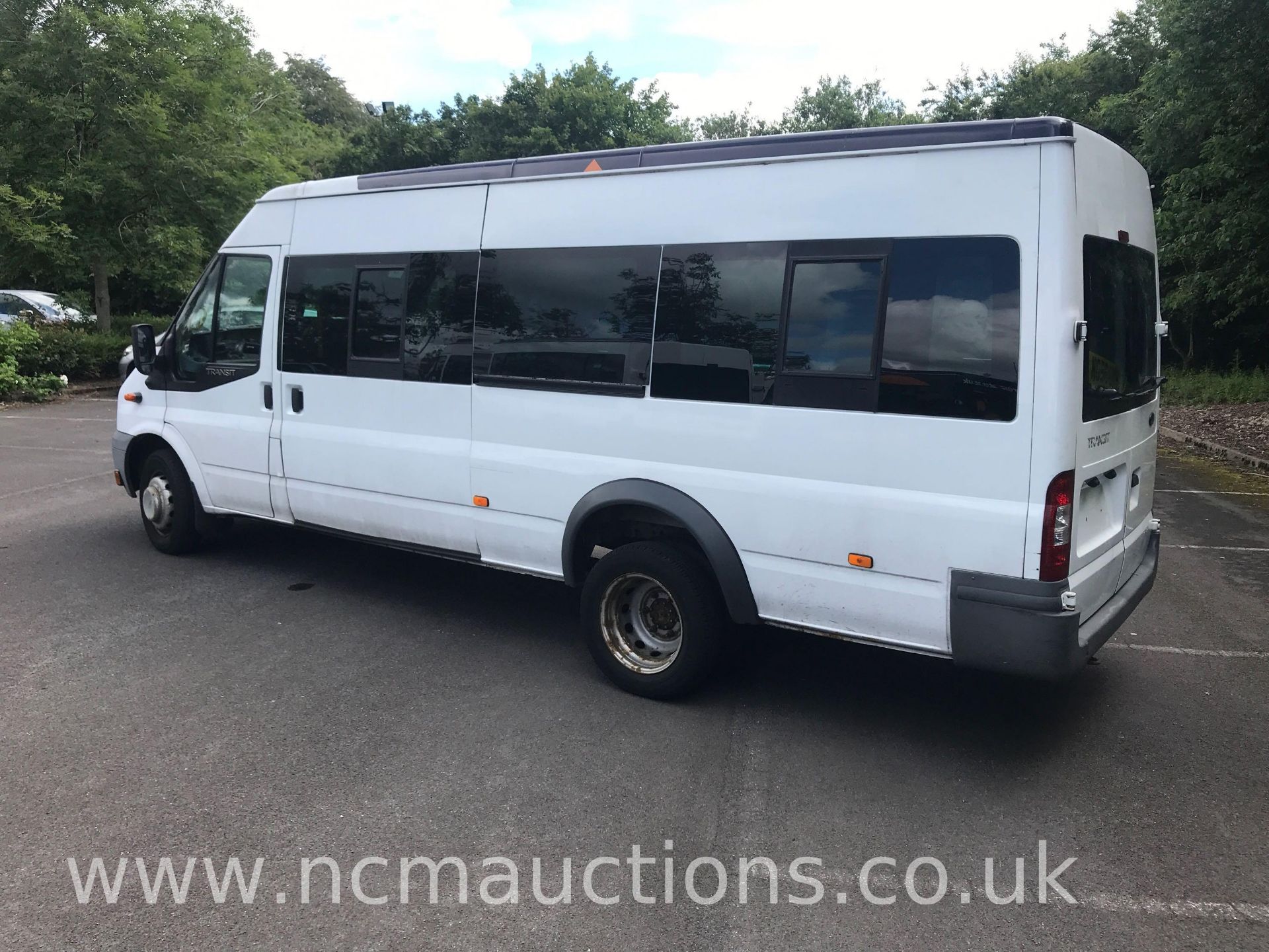 Transit 100 17-Seat RWD Minibus - Image 3 of 23