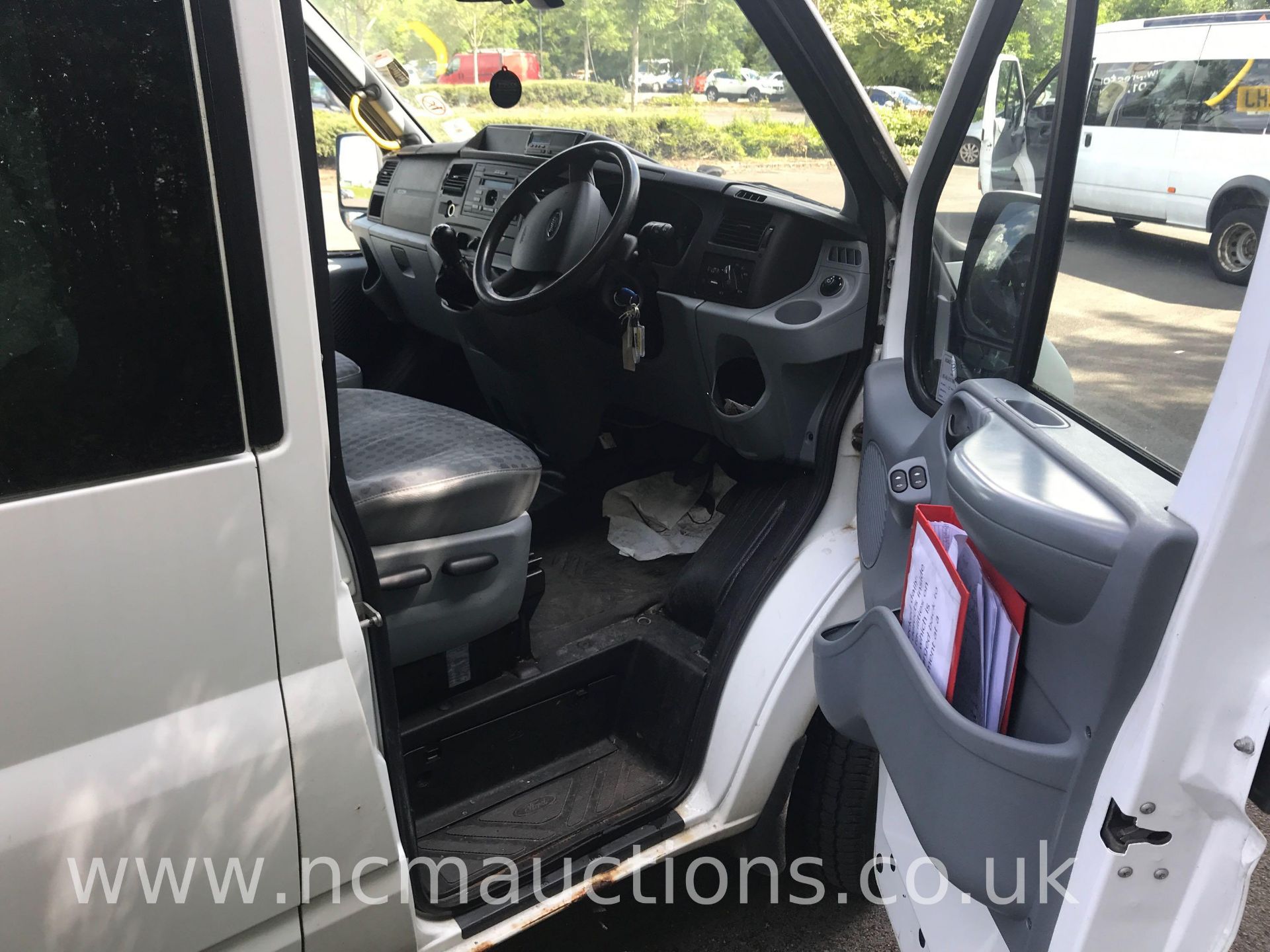 Transit 100 17 Seat RWD Minibus - Image 6 of 19