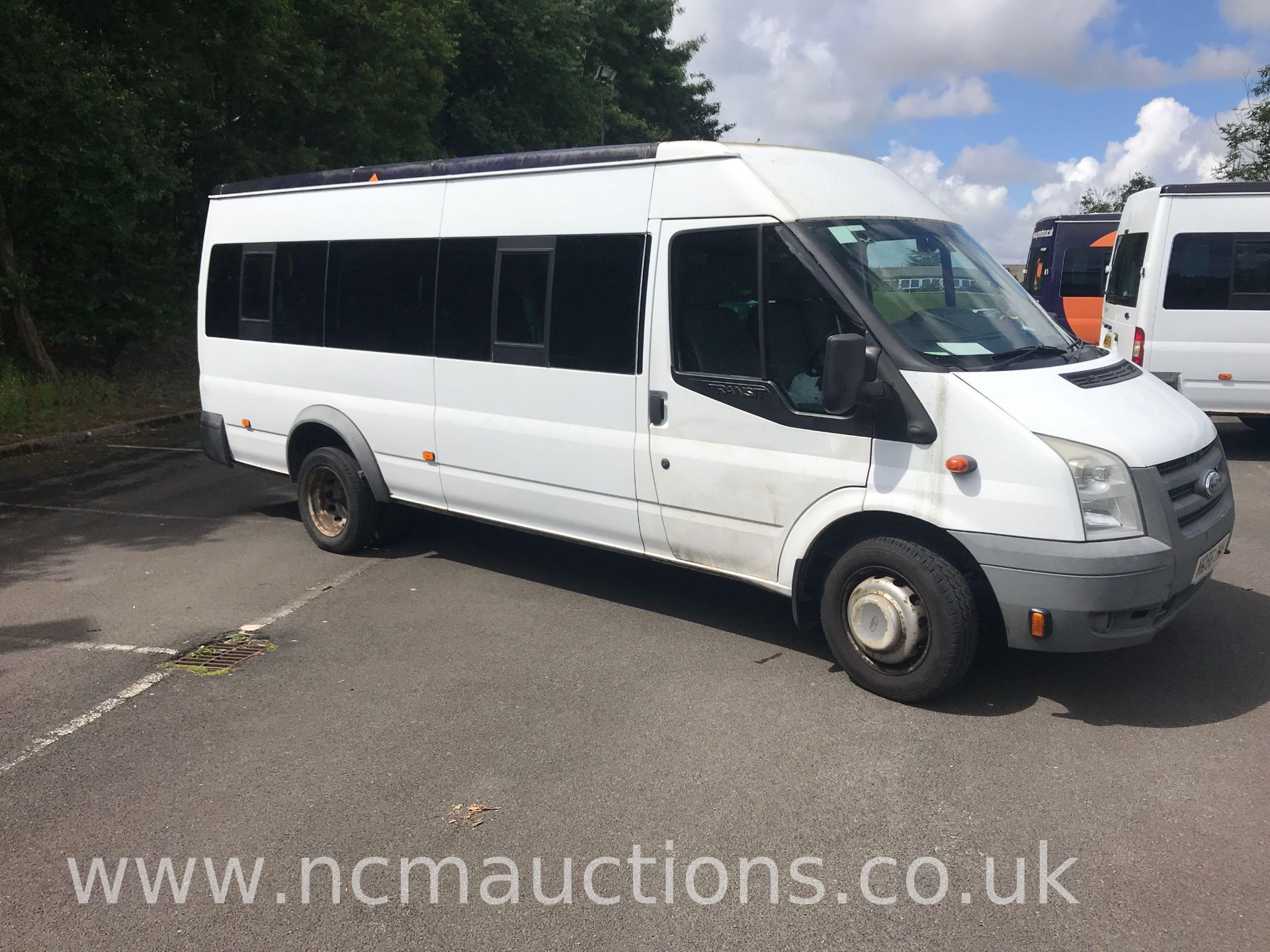 Transit 100 17-Seat RWD Minibus - Image 6 of 23