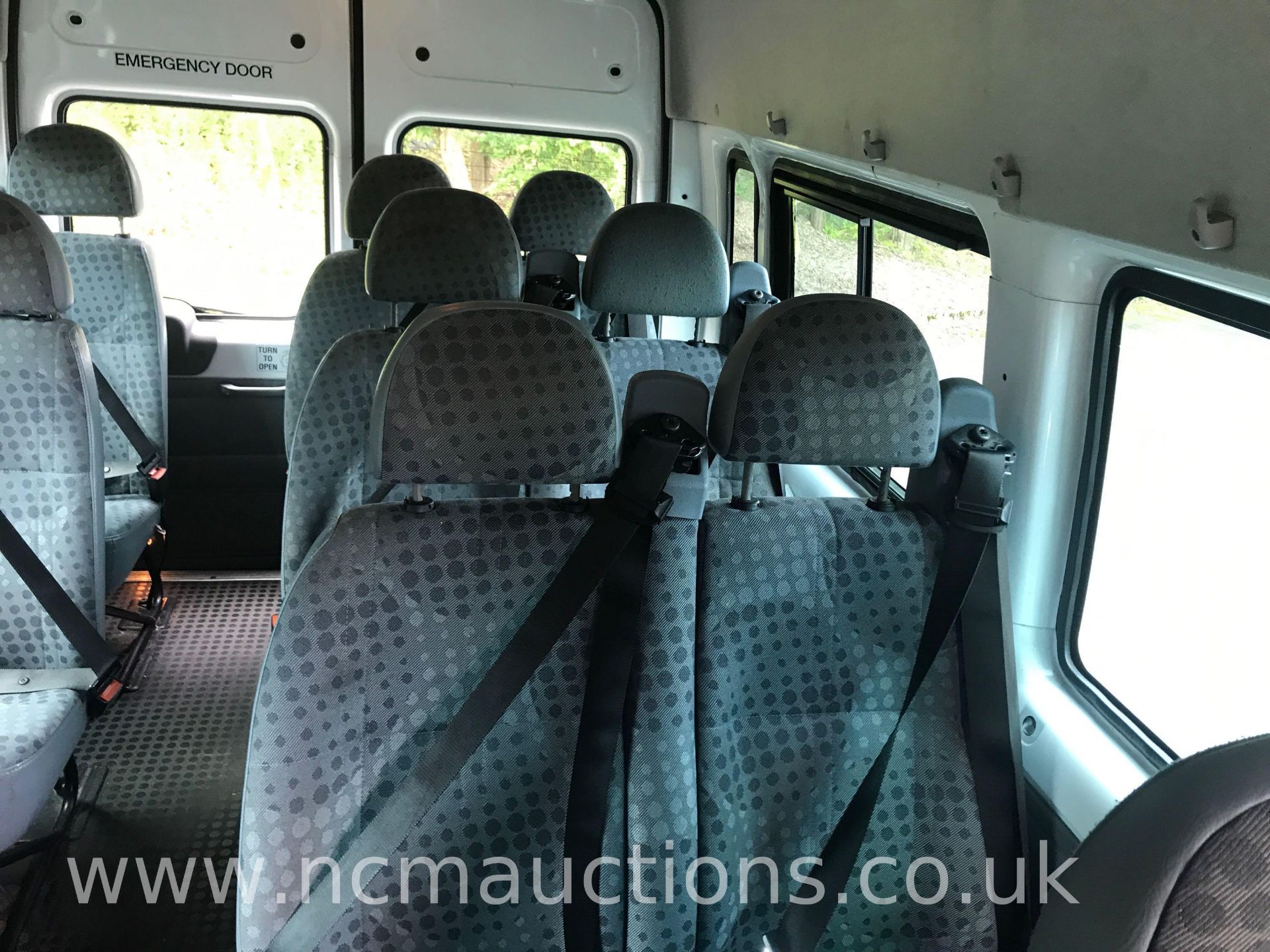 Transit 100 17-Seat RWD Minibus - Image 22 of 23