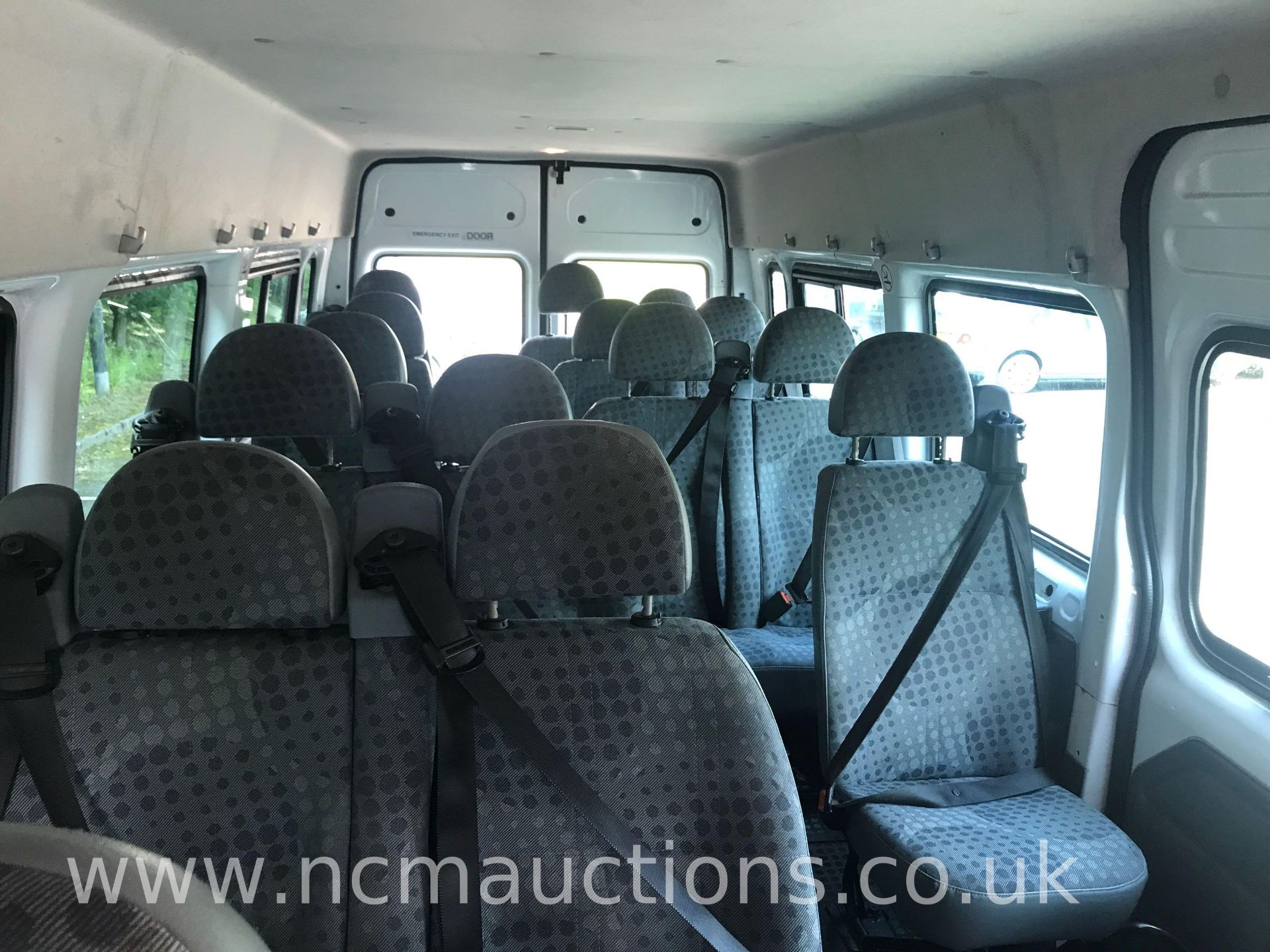 Transit 100 17 Seat RWD Minibus - Image 10 of 19