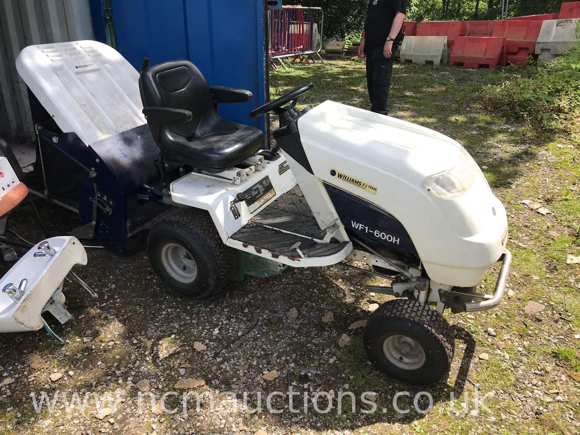 Williams WF1-600H Sit Down Mower - Image 2 of 15