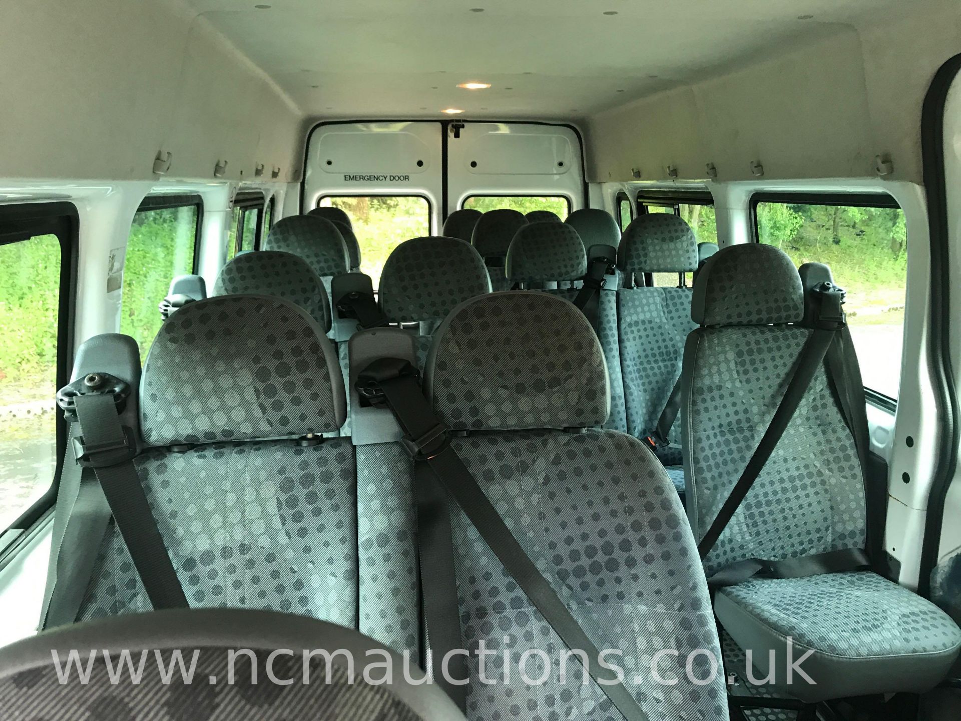 Transit 100 17-Seat RWD Minibus - Image 11 of 23