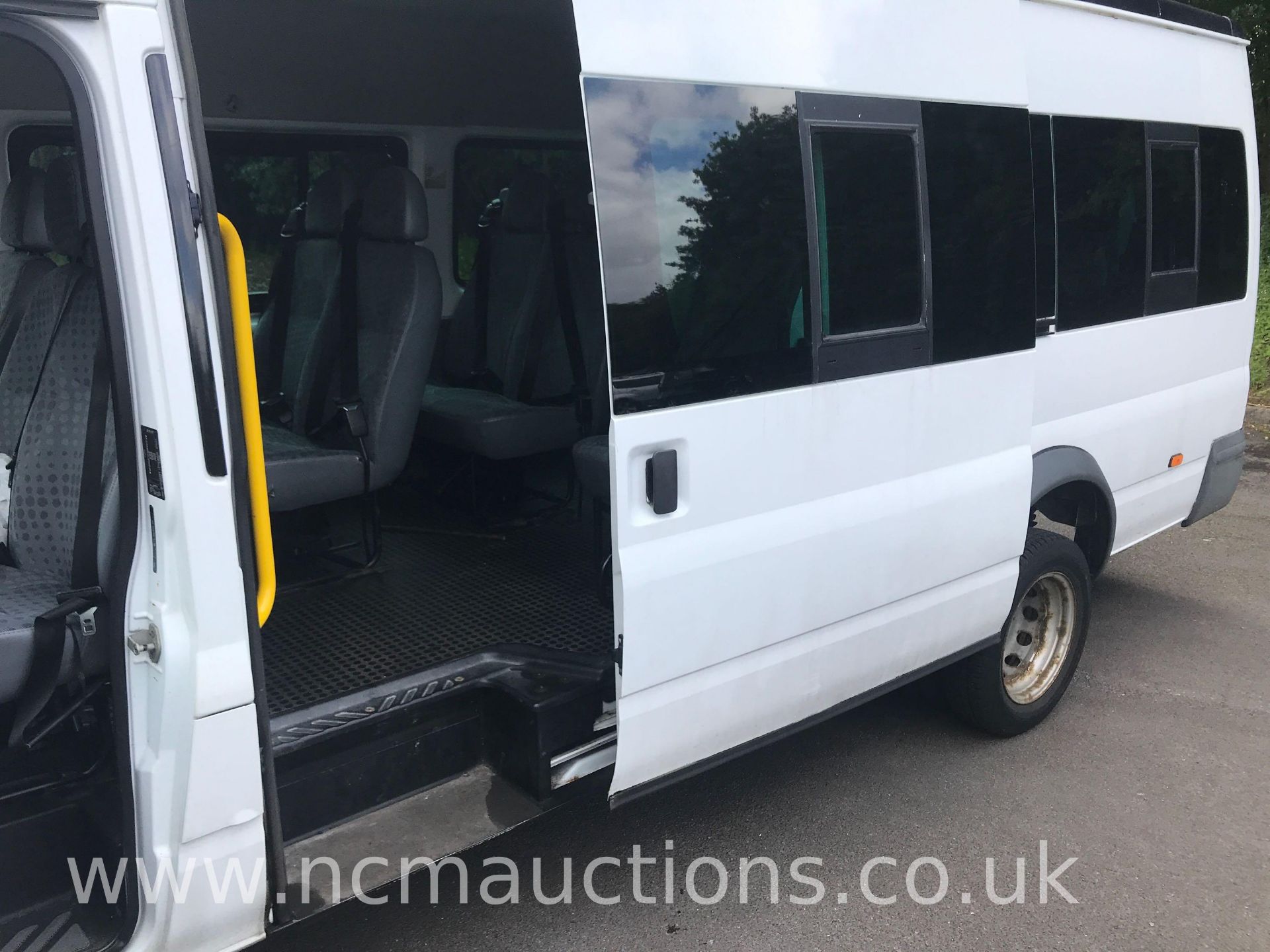 Transit 100 17-Seat RWD Minibus - Image 19 of 23