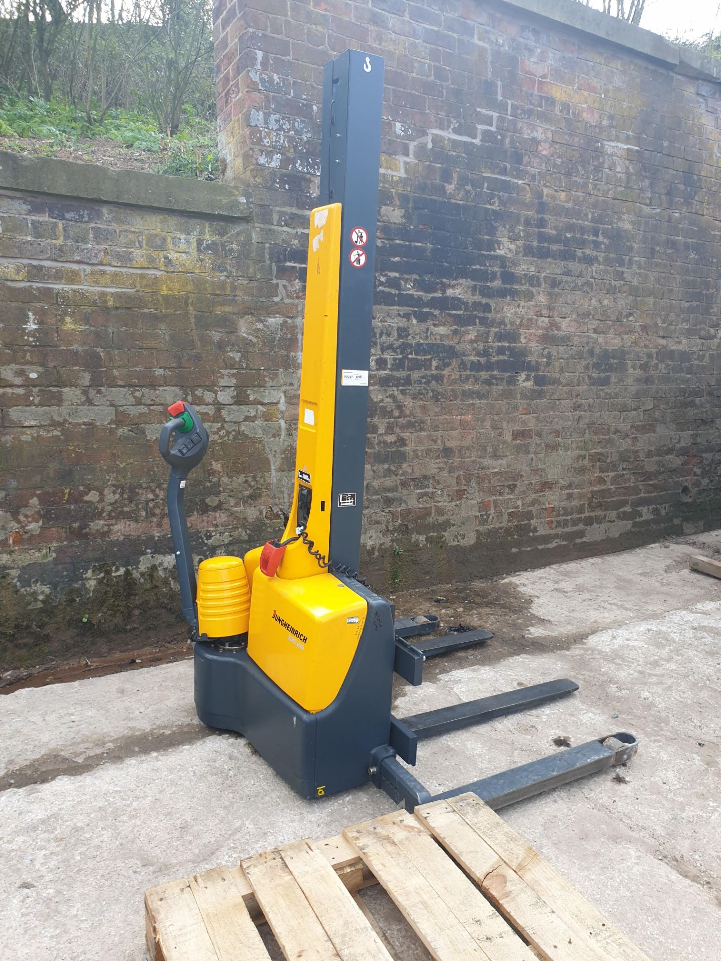 Jungheinrich Straddle stacker