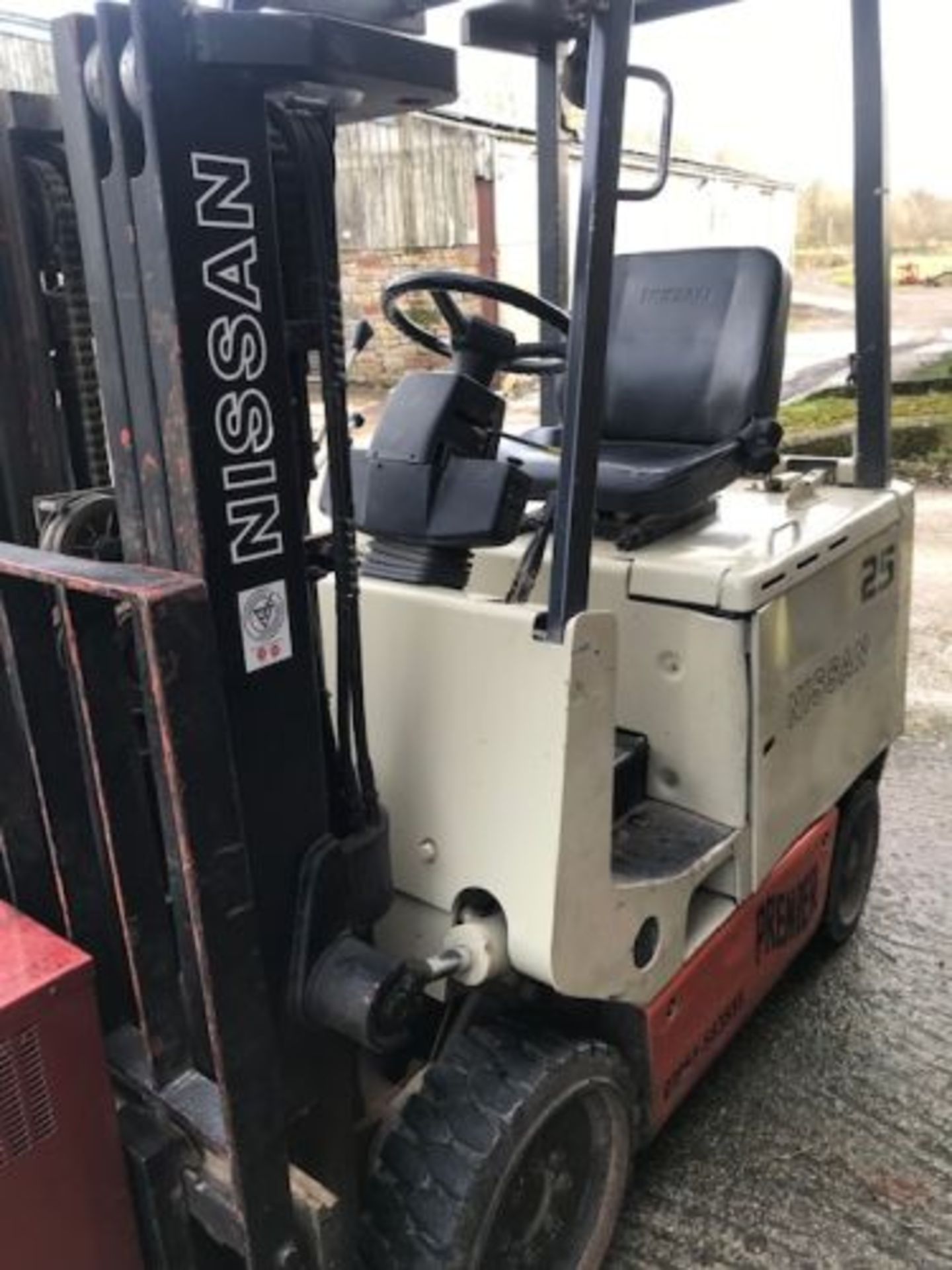 Nissan 2.5 tonne electric forklift - Bild 11 aus 11