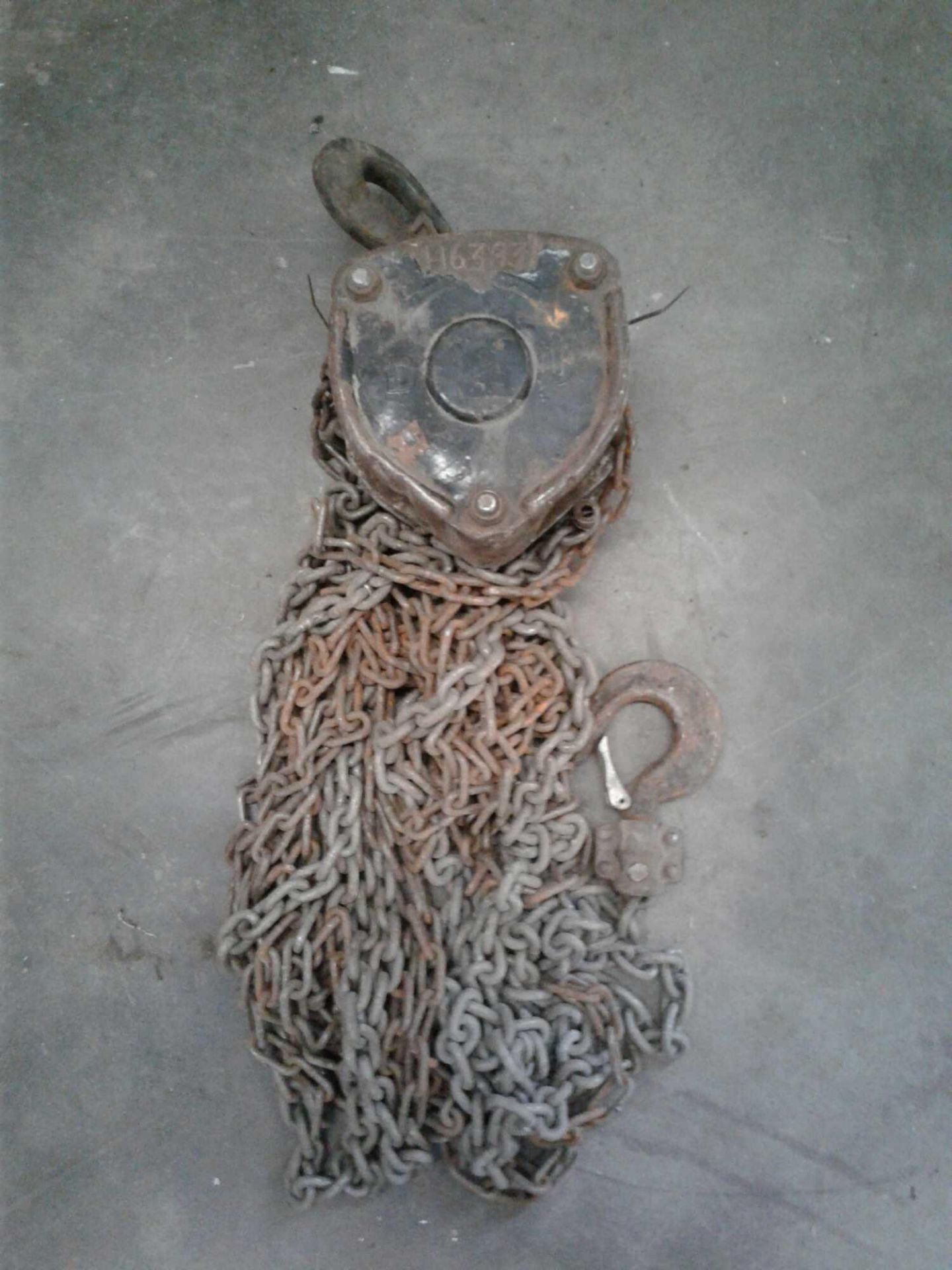 1-ton chain hoist - Image 2 of 2