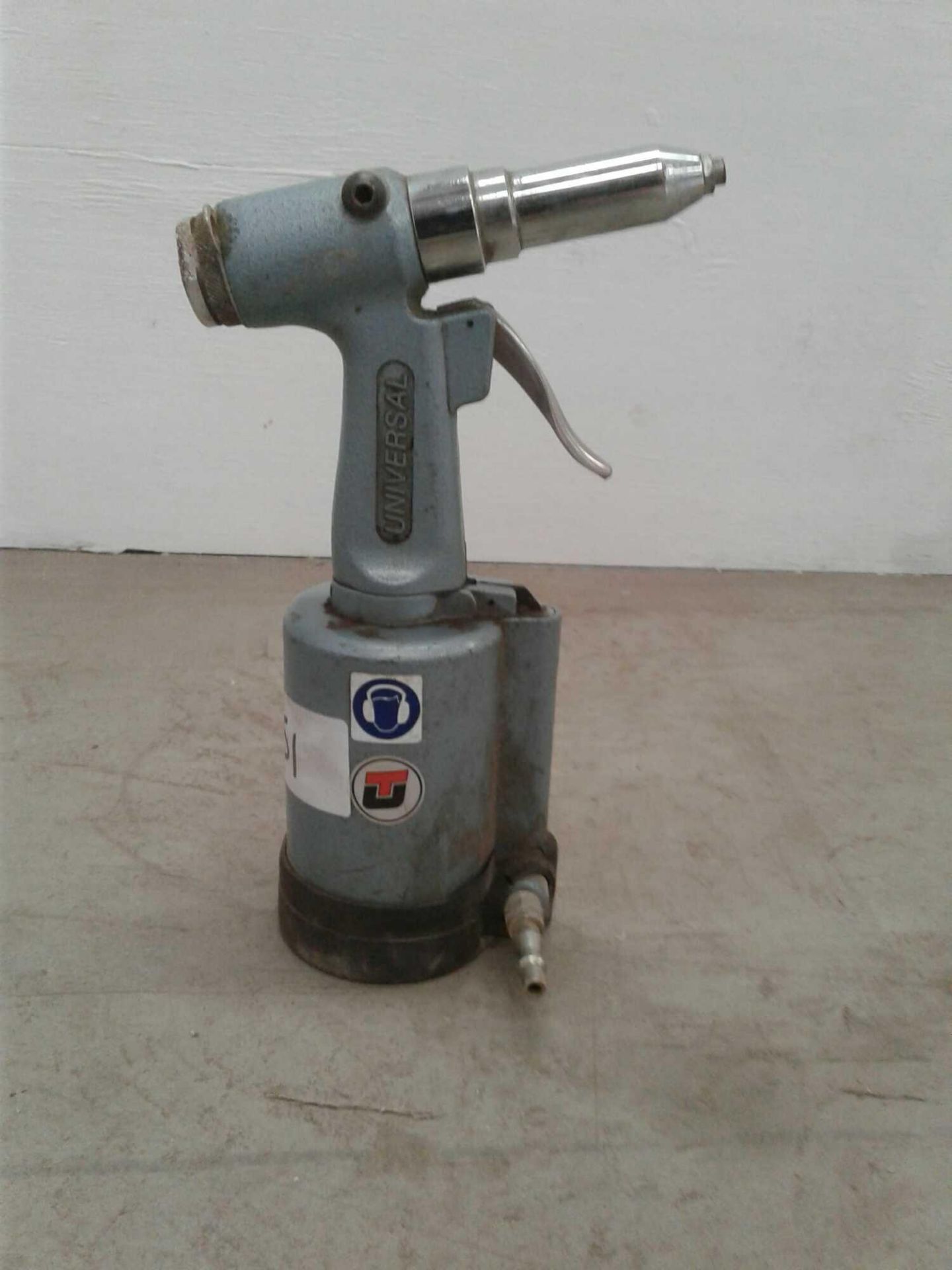 UT universal rivet air gun