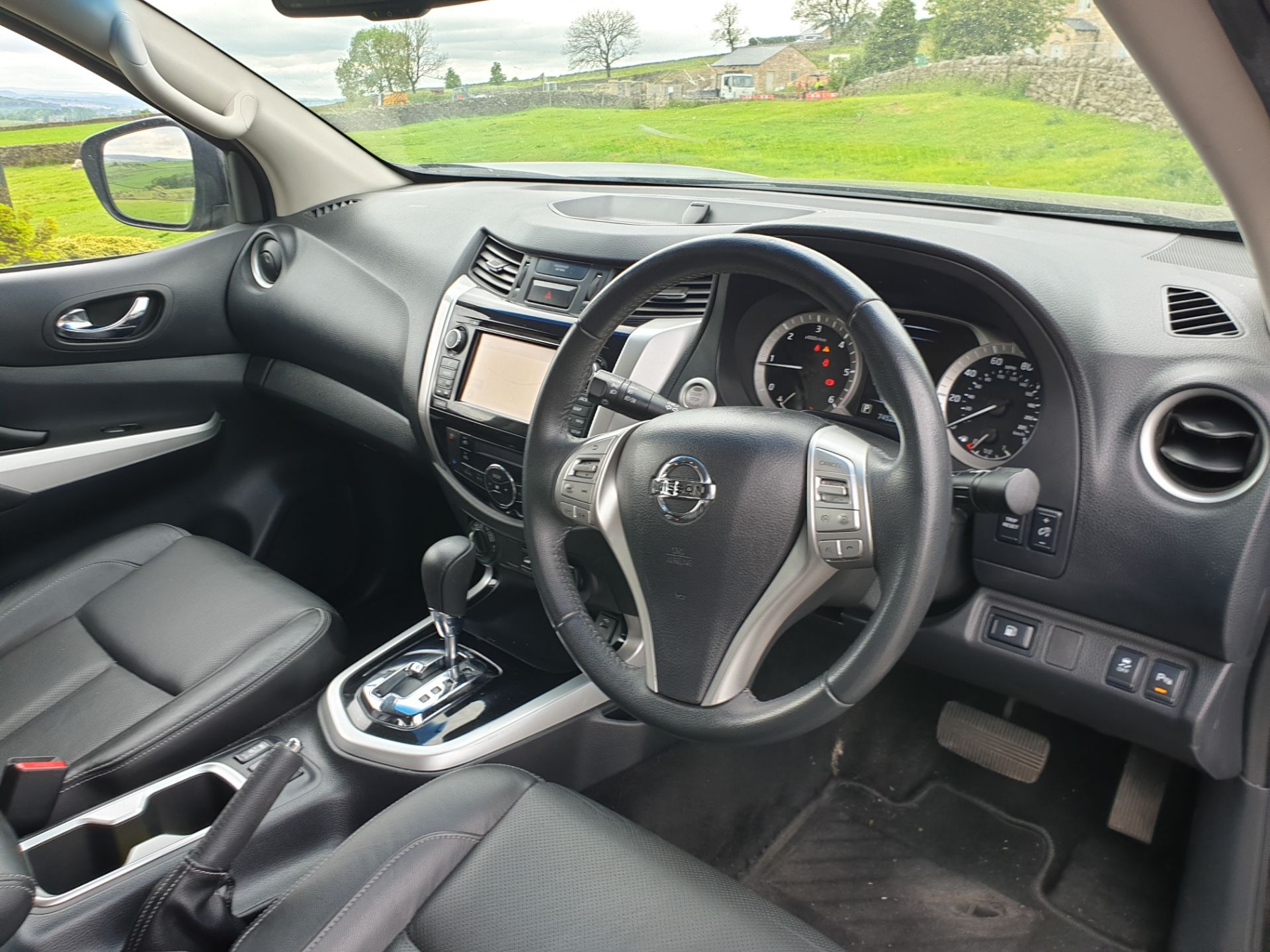 2016 / 16 Nissan Navara Tekna Auto - Image 11 of 16