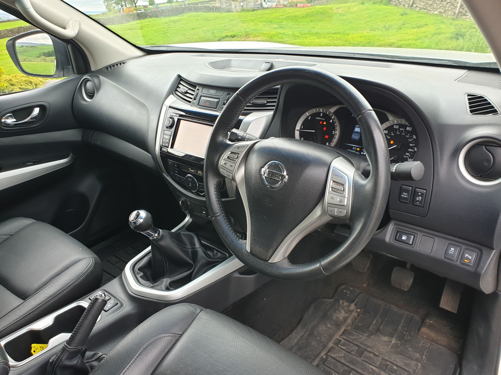 2016 / 16 Nissan Navara Tekna - Image 11 of 16