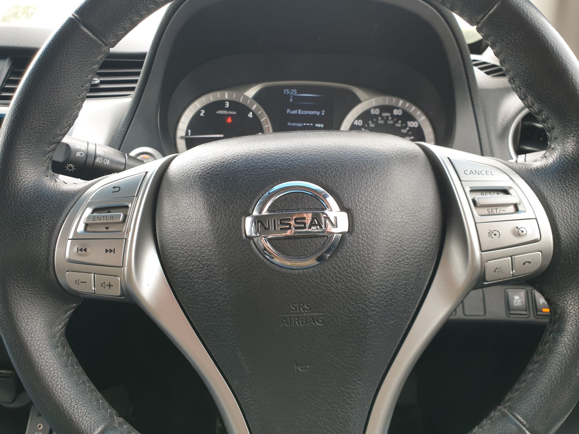 2016 / 16 Nissan Navara Tekna Auto - Image 15 of 16