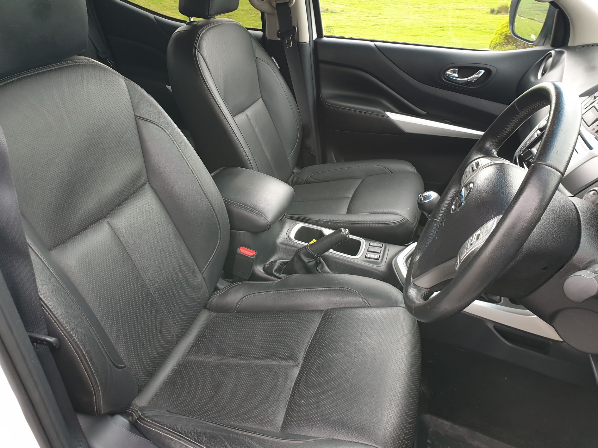 2016 / 16 Nissan Navara Tekna - Image 10 of 16