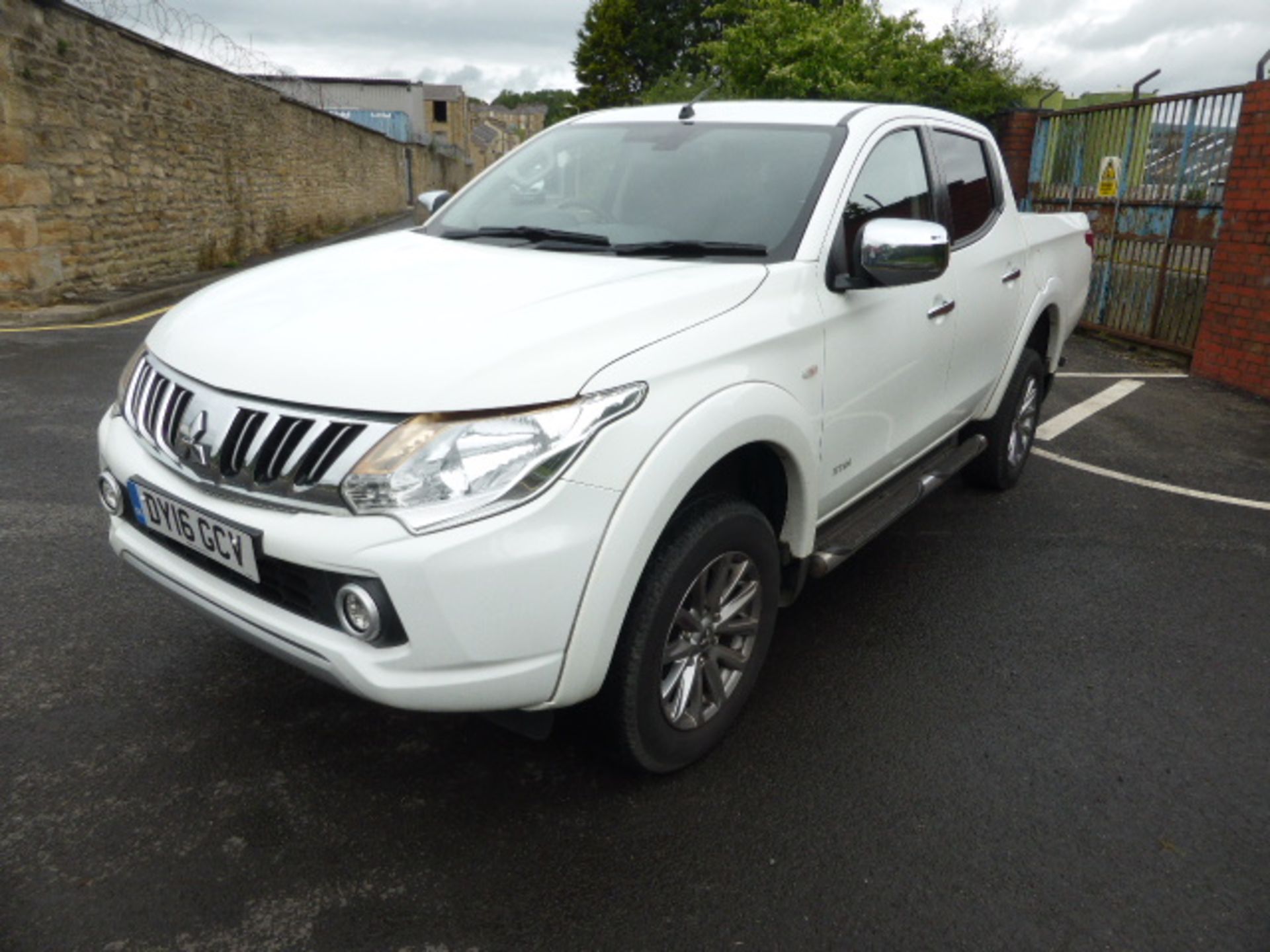 2016 / 16 Mitsubishi L200 Titan 4X4 Dc Pick up - Image 4 of 10