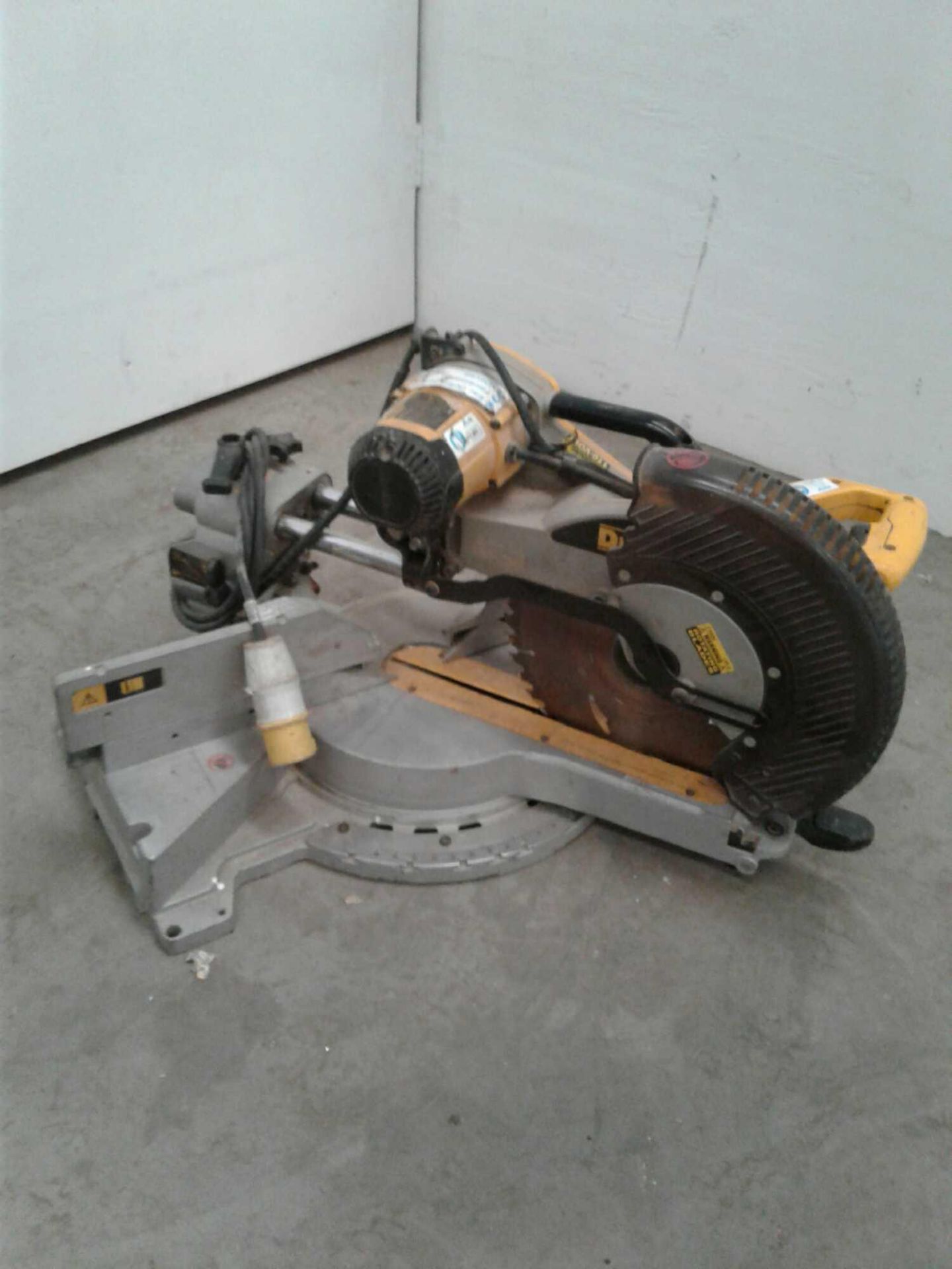 DeWalt mitre saw 110 V - Image 2 of 2