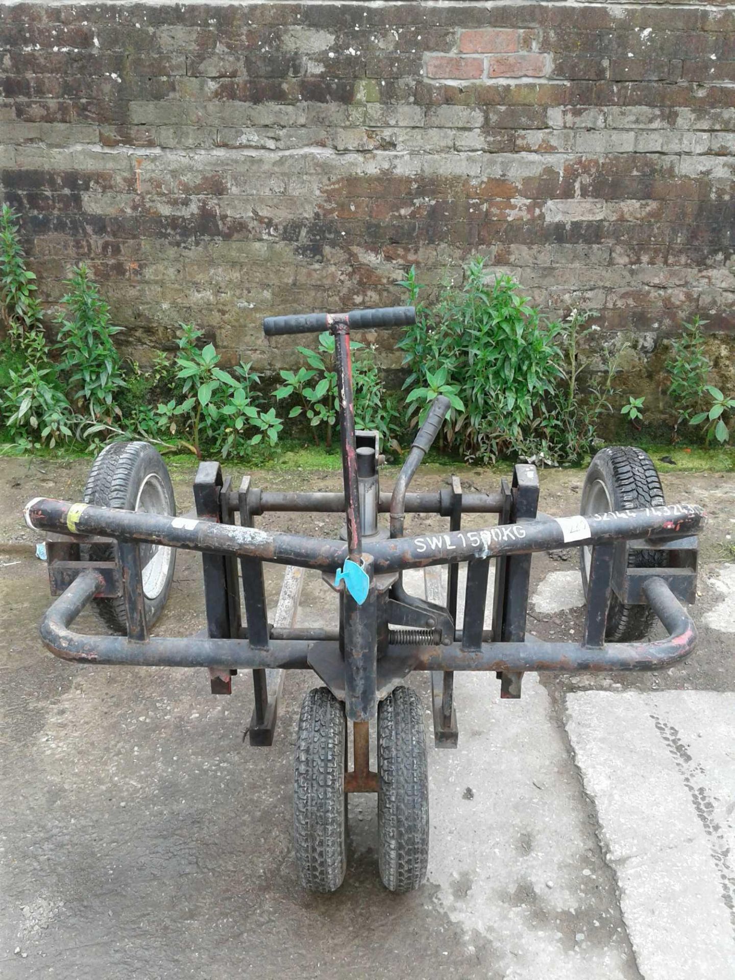 All-terrain pallet truck