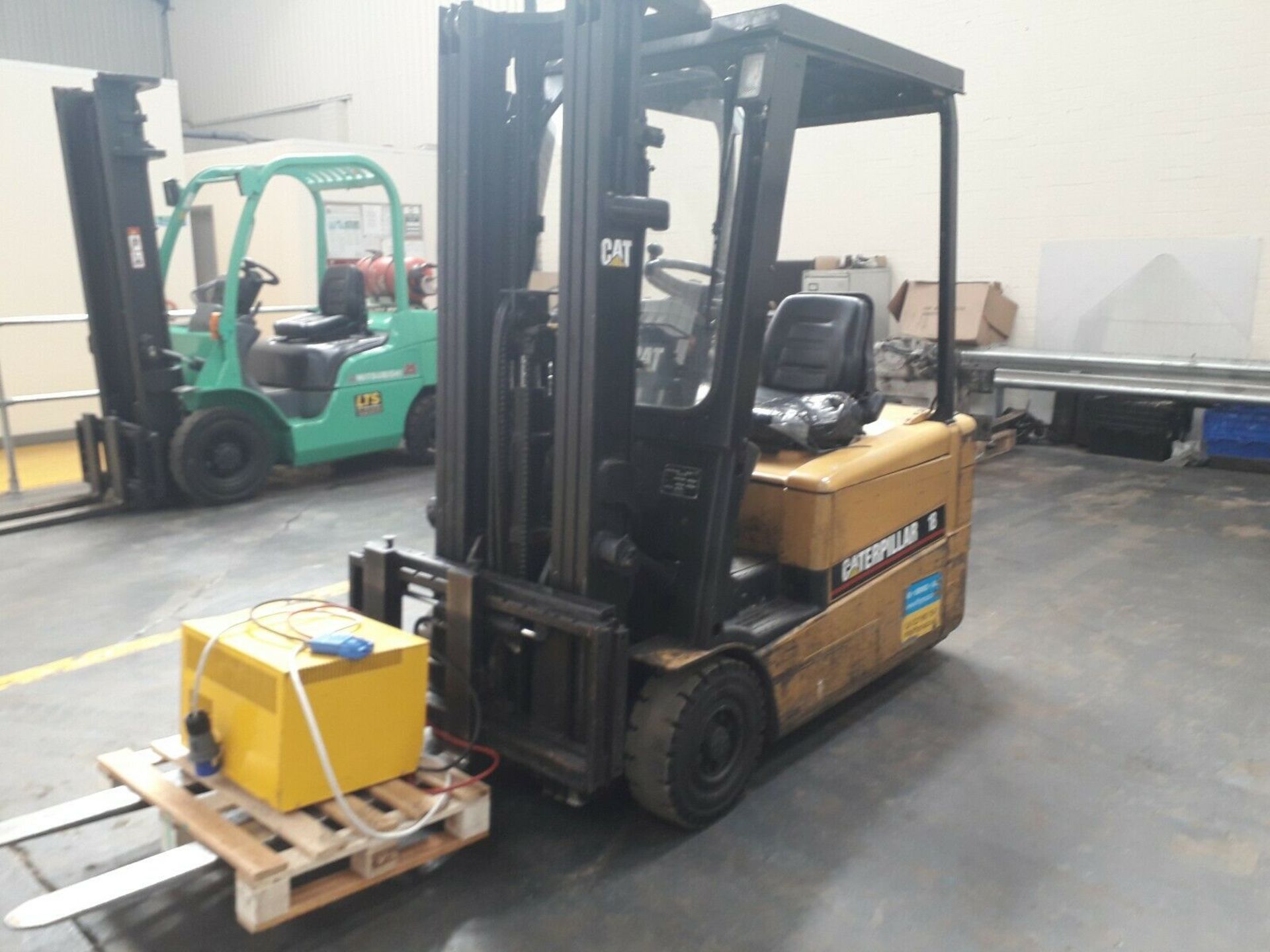 Cat 3 Wheeled Electric Forklift - Image 2 of 6