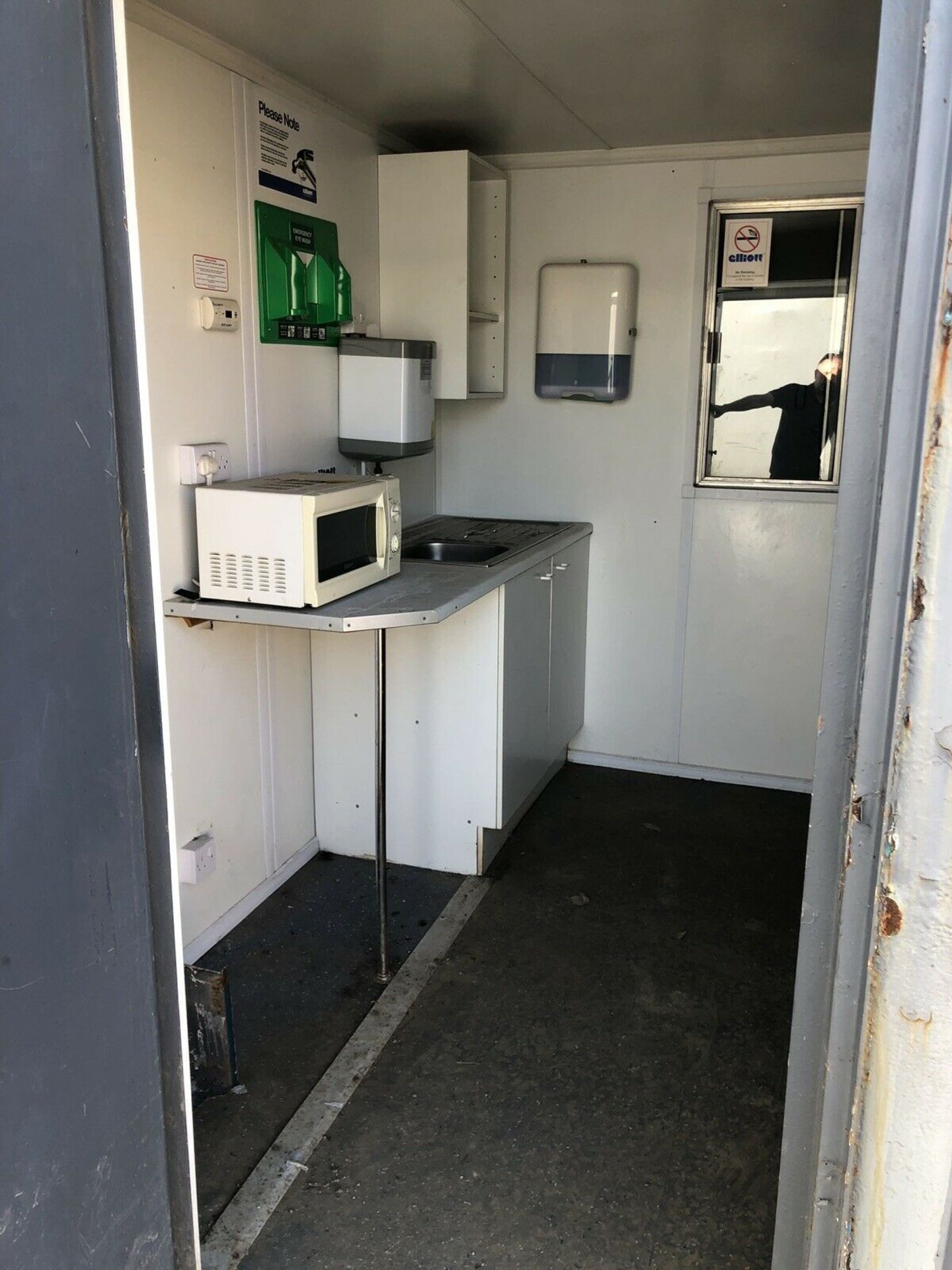 Welfare Cabin 26ft x 9ft wide with 11kw Diesel Generator - Image 4 of 6