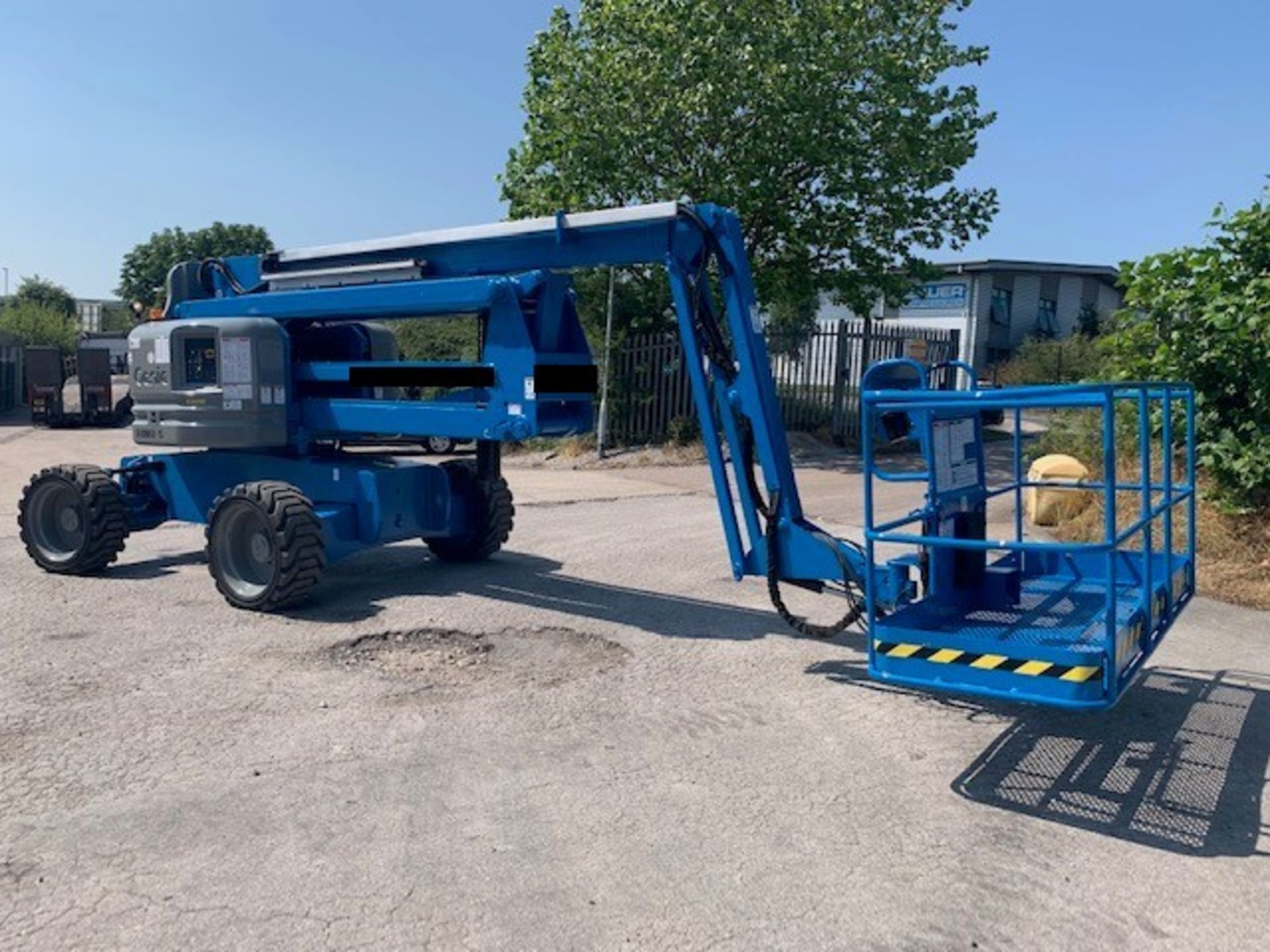 Genie Platform Z60/34RTJ 4x4 with 8ft basket & Hydraulic Generator - Image 2 of 5