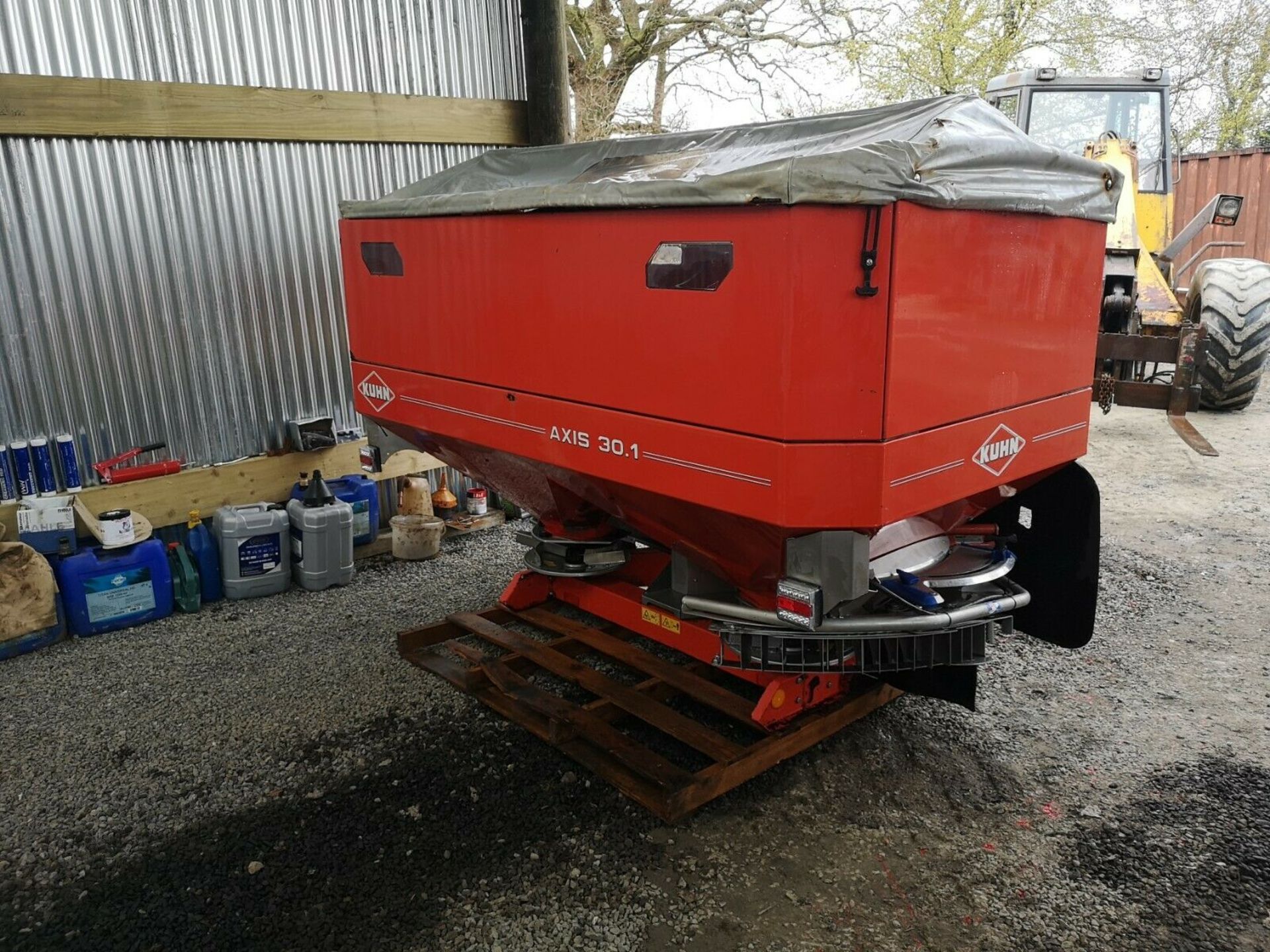 Kuhn Axis 3.1 Twin Disc 4 Bag Fertiliser Spreader - Image 3 of 11