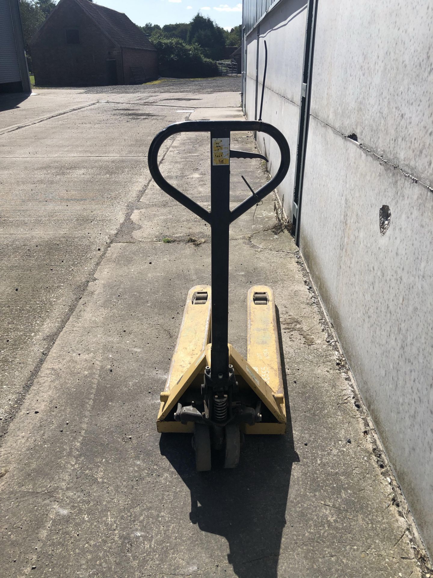 2.5 Ton Pallet Truck - Image 2 of 5