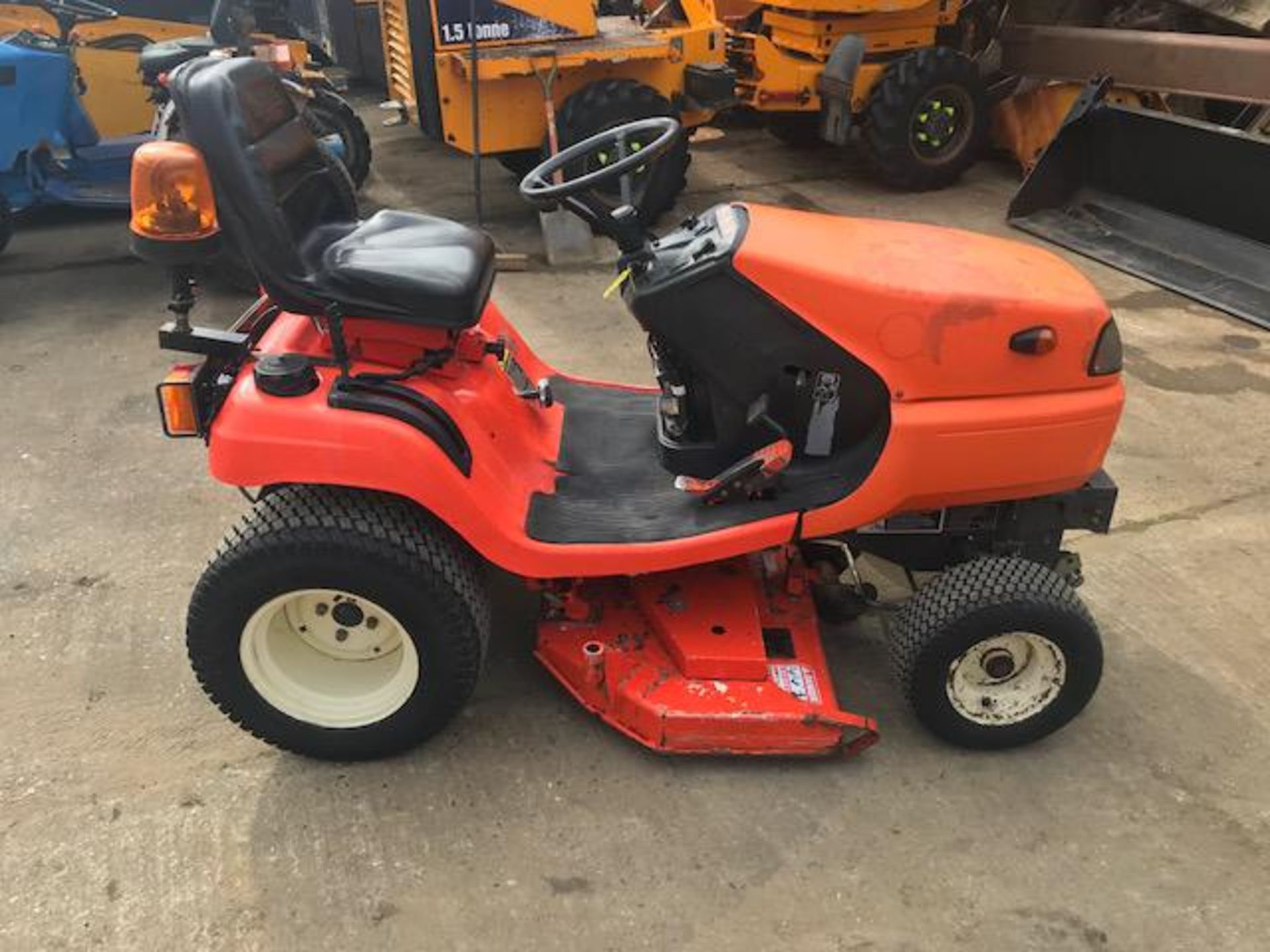 Kubota g2160 diesel ride on mower - Image 5 of 9